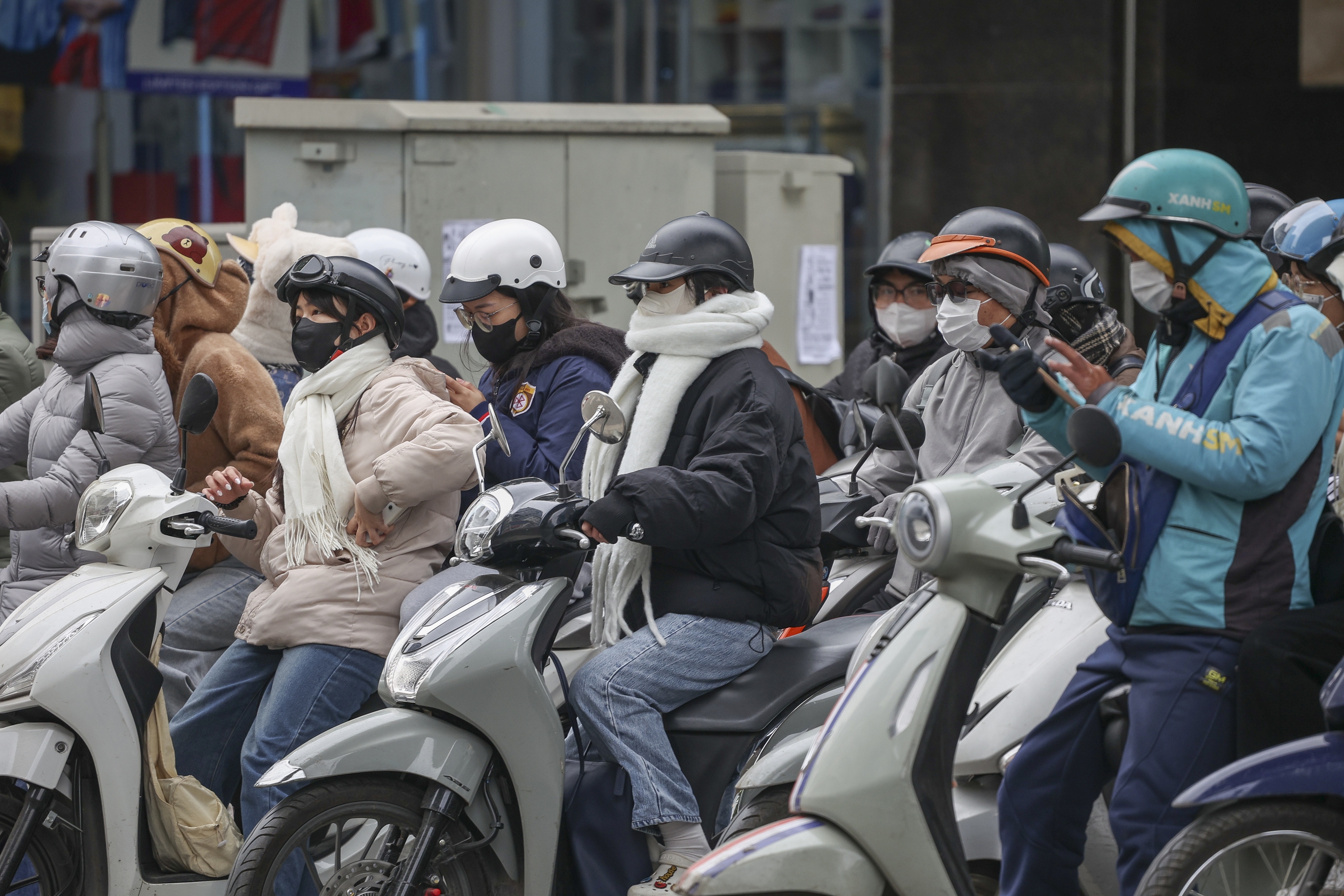 Người Hà Nội co ro giữa tiết trời lạnh buốt - Ảnh 6. Người Hà Nội co ro giữa tiết trời lạnh buốt - Ảnh 6.