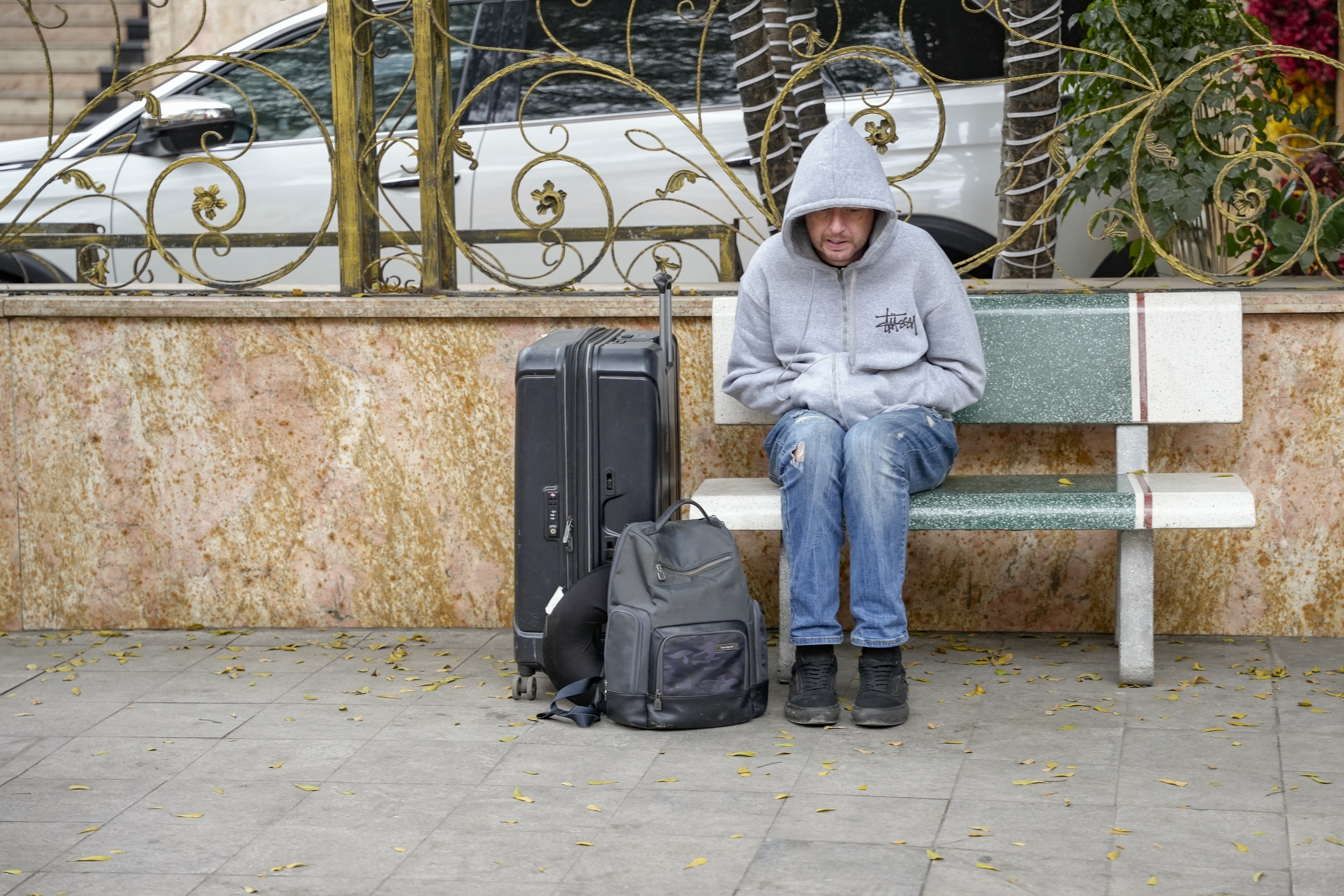 Người Hà Nội co ro giữa tiết trời lạnh buốt - Ảnh 5. Người Hà Nội co ro giữa tiết trời lạnh buốt - Ảnh 5.