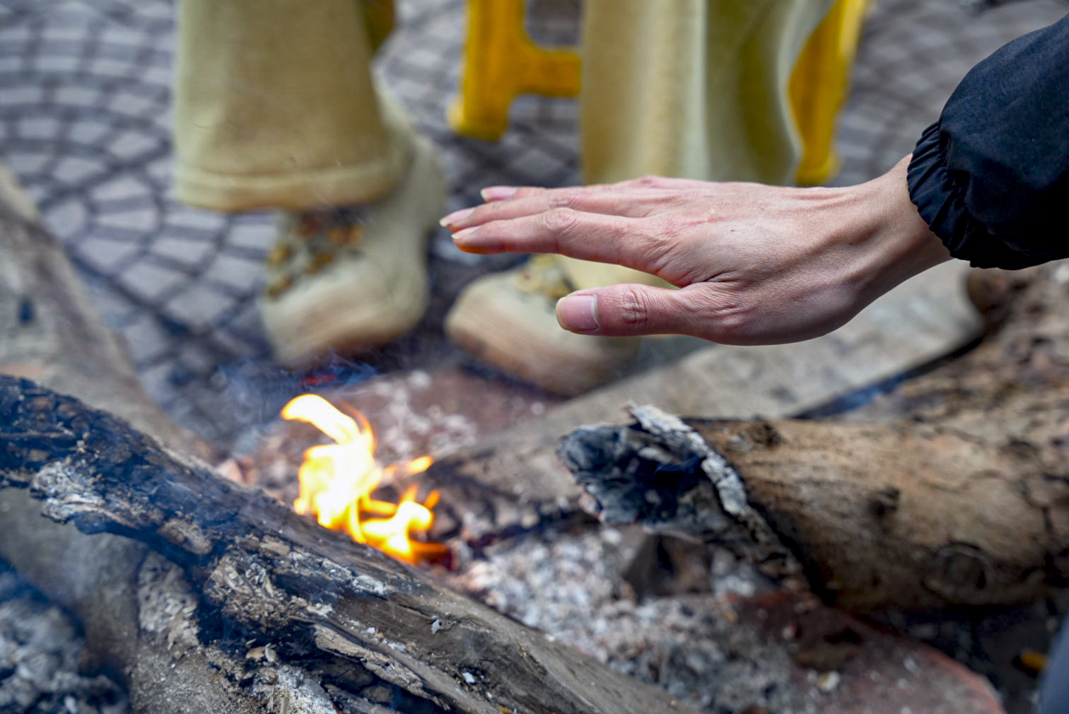 Người Hà Nội co ro giữa tiết trời lạnh buốt - Ảnh 4. Người Hà Nội co ro giữa tiết trời lạnh buốt - Ảnh 4.
