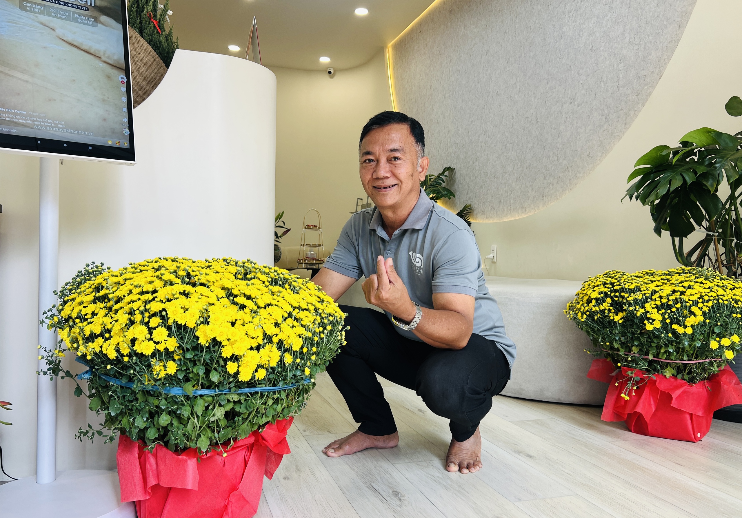 Hoa tết nở rực rỡ ở TP.HCM , người d&acirc;n ủng hộ n&ocirc;ng d&acirc;n miền T&acirc;y - Ảnh 1.