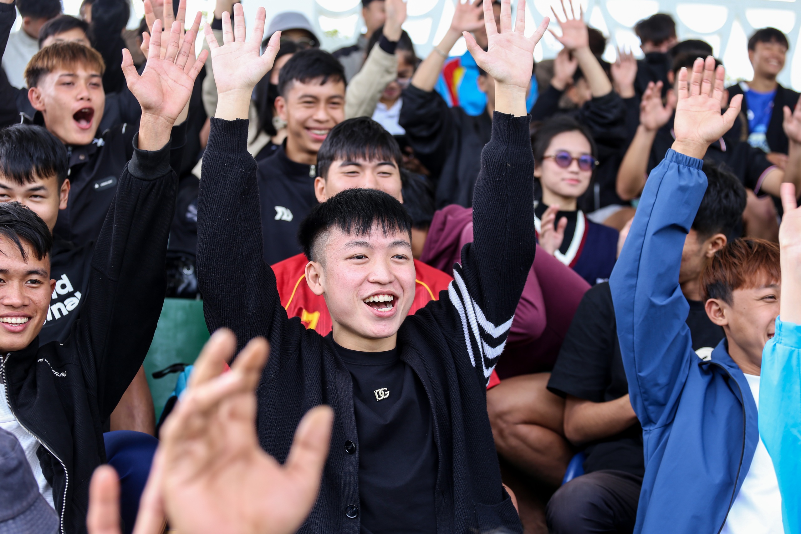 Ng&agrave;y thi đấu cuối v&ograve;ng loại Duy&ecirc;n hải miền Trung: Kh&aacute;n đ&agrave;i cực n&oacute;ng, &lsquo;mưa&rsquo; b&agrave;n thắng- Ảnh 5.