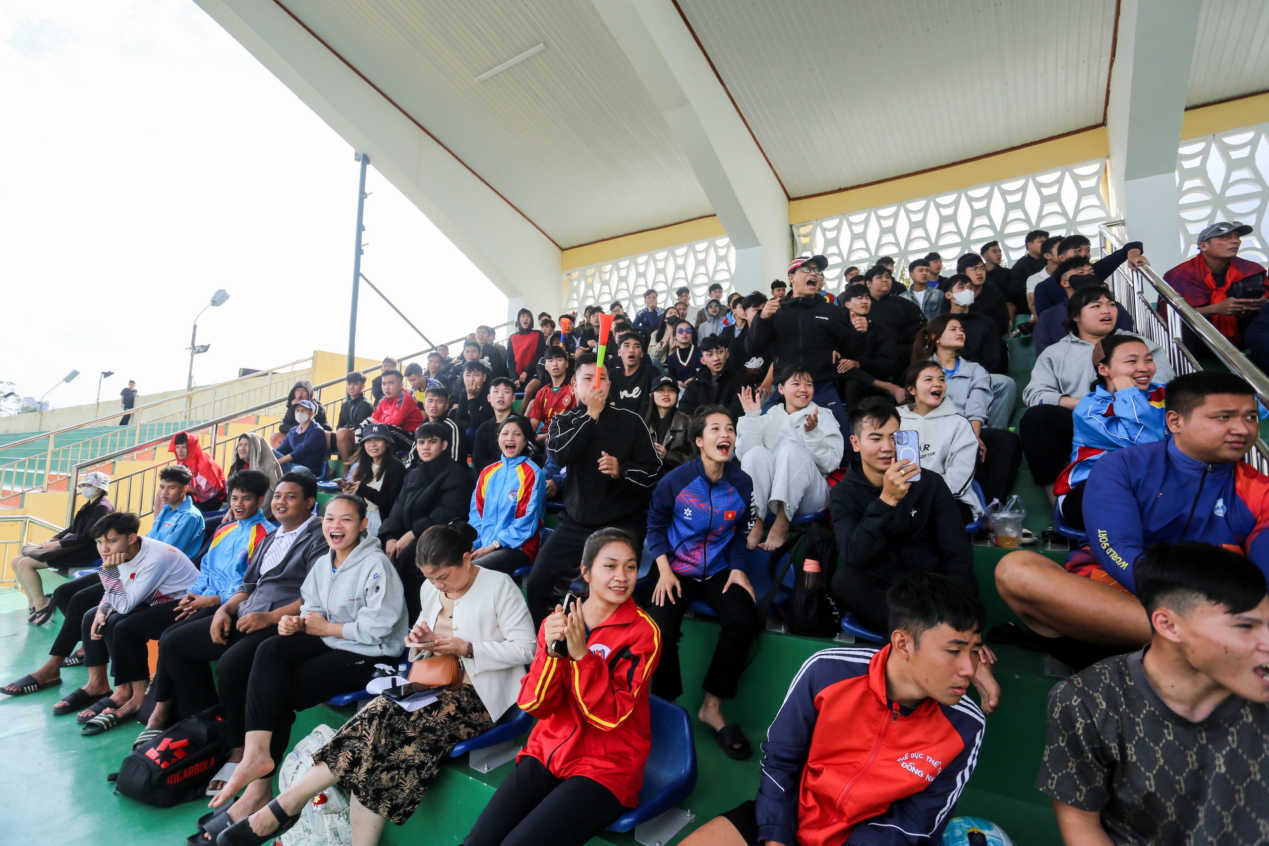 Ng&agrave;y thi đấu cuối v&ograve;ng loại Duy&ecirc;n hải miền Trung: Kh&aacute;n đ&agrave;i cực n&oacute;ng, &lsquo;mưa&rsquo; b&agrave;n thắng- Ảnh 4.