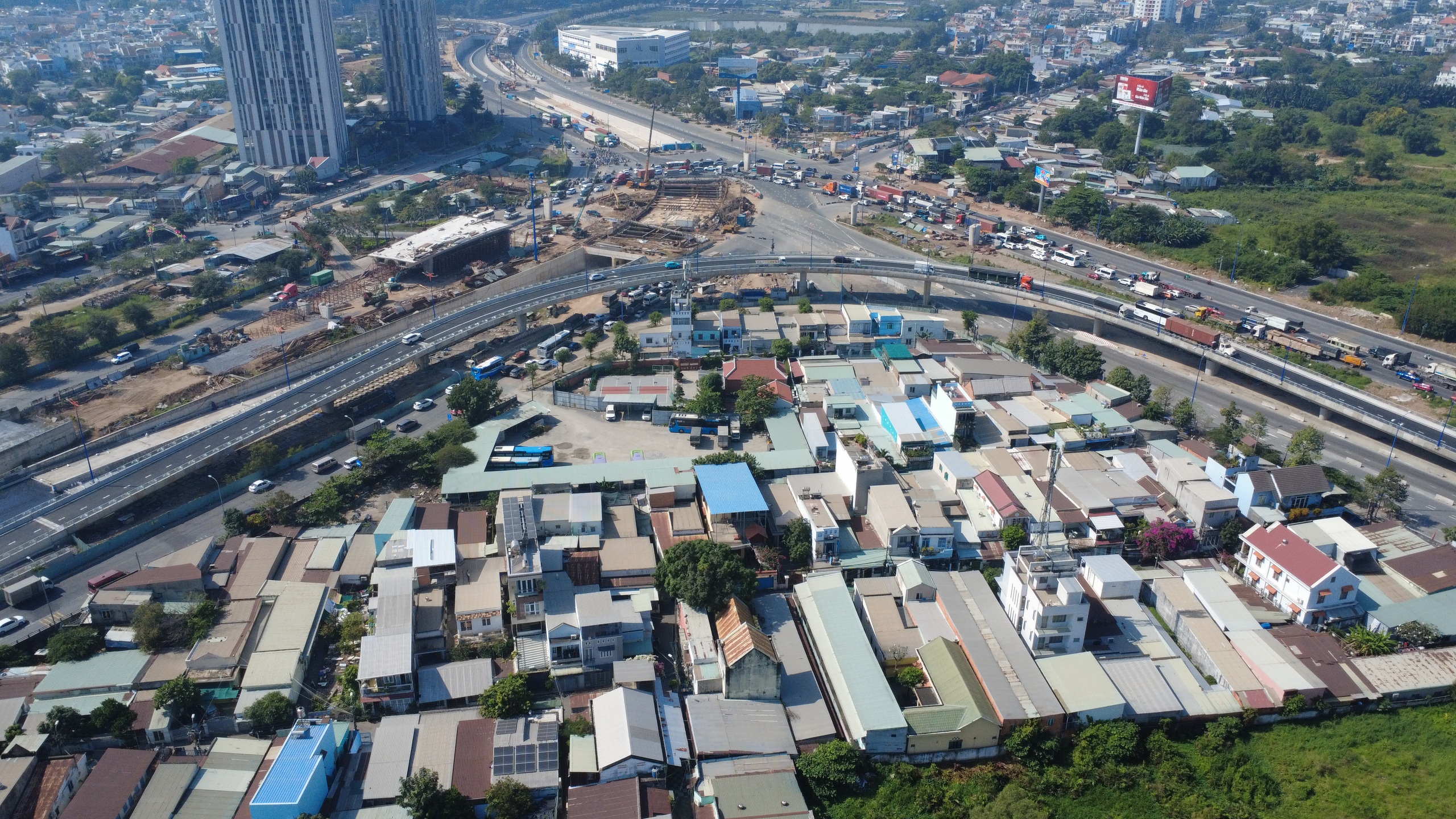 Hầm chui nút giao An Phú cận ngày thông xe, người dân mong chấm dứt ùn tắc - Ảnh 2.