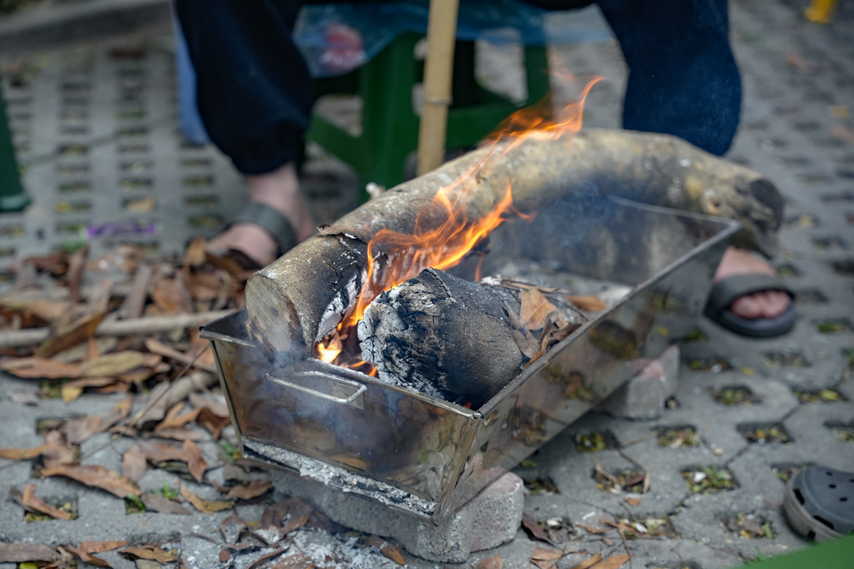 Người Hà Nội co ro giữa tiết trời lạnh buốt - Ảnh 3. Người Hà Nội co ro giữa tiết trời lạnh buốt - Ảnh 3.