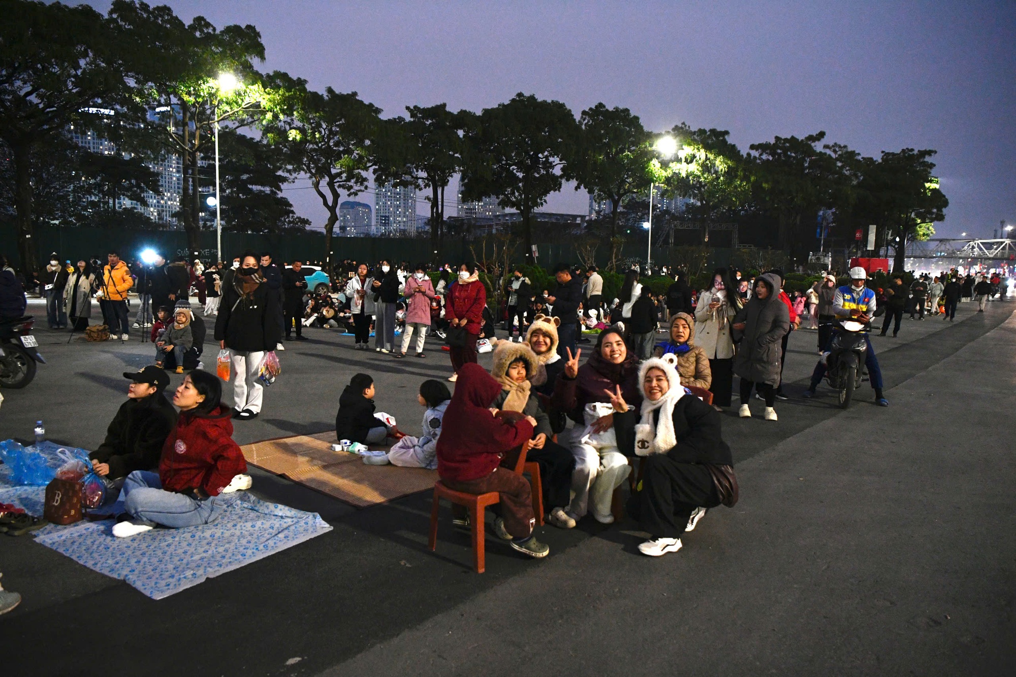 Nóng nhất Hà Nội hôm nay: Người dân hẹn nhau đi xem 'concert pháo hoa quốc gia'- Ảnh 1.