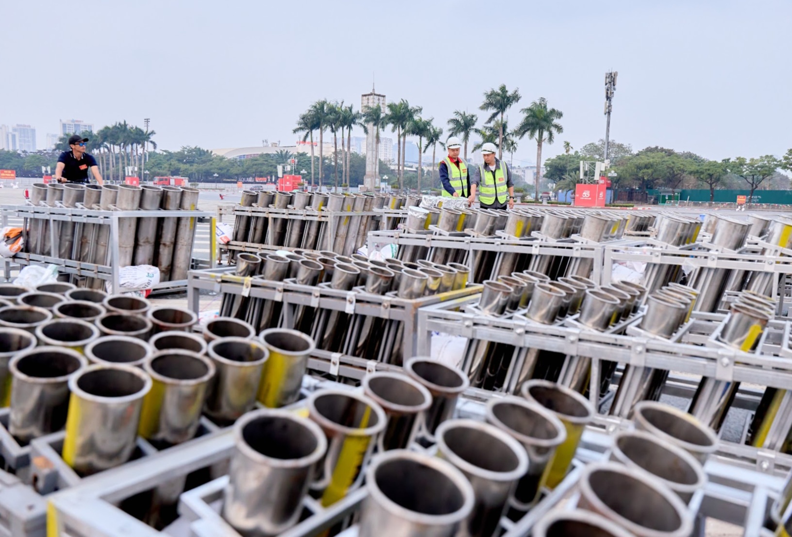 Nóng nhất Hà Nội hôm nay: Người dân hẹn nhau đi xem 'concert pháo hoa quốc gia'- Ảnh 7.