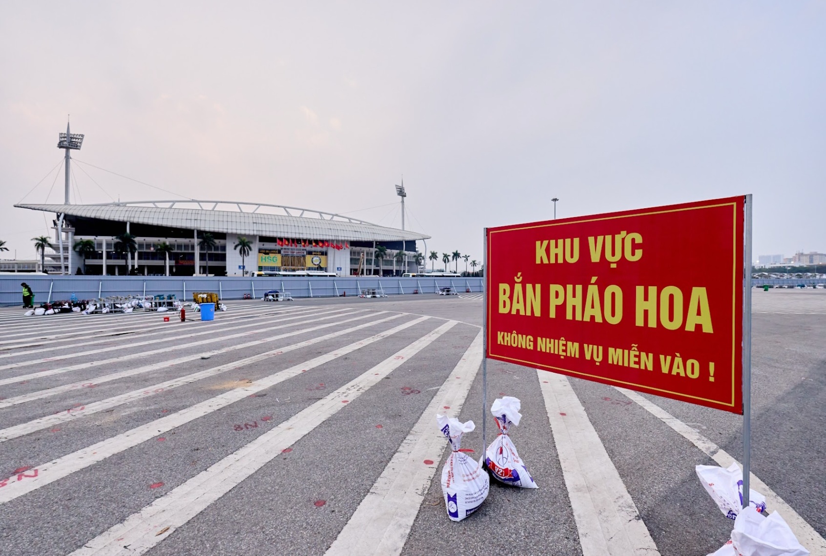 Nóng nhất Hà Nội hôm nay: Người dân hẹn nhau đi xem 'concert pháo hoa quốc gia'- Ảnh 8.