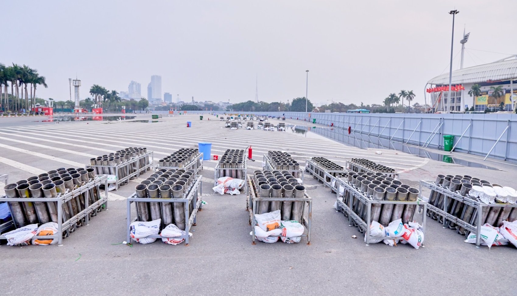 Nóng nhất Hà Nội hôm nay: Người dân hẹn nhau đi xem 'concert pháo hoa quốc gia'- Ảnh 2.