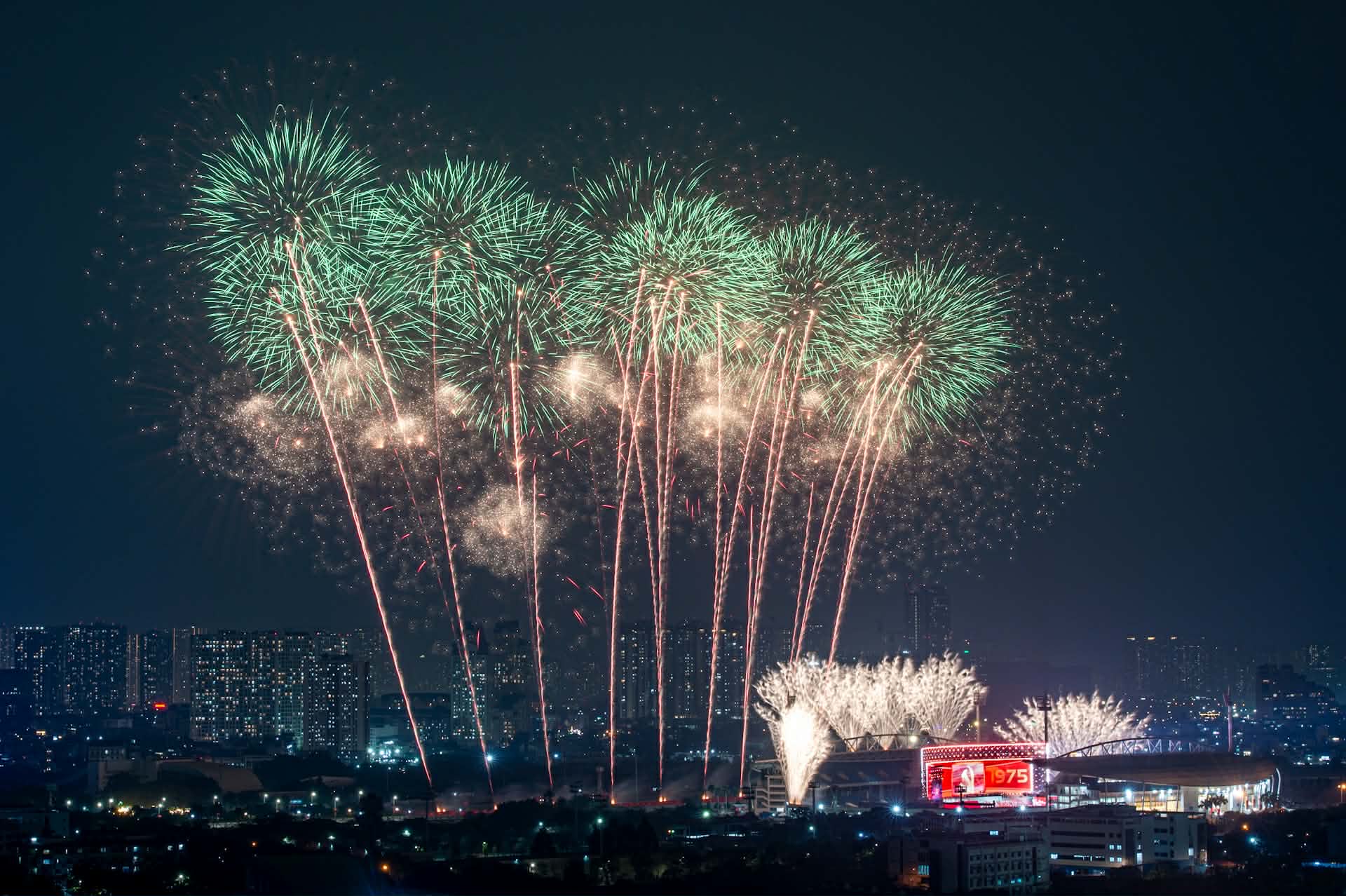 M&atilde;n nh&atilde;n 'đại tiệc' ph&aacute;o hoa mừng th&agrave;nh c&ocirc;ng Đại hội XIV của Đảng- Ảnh 9.