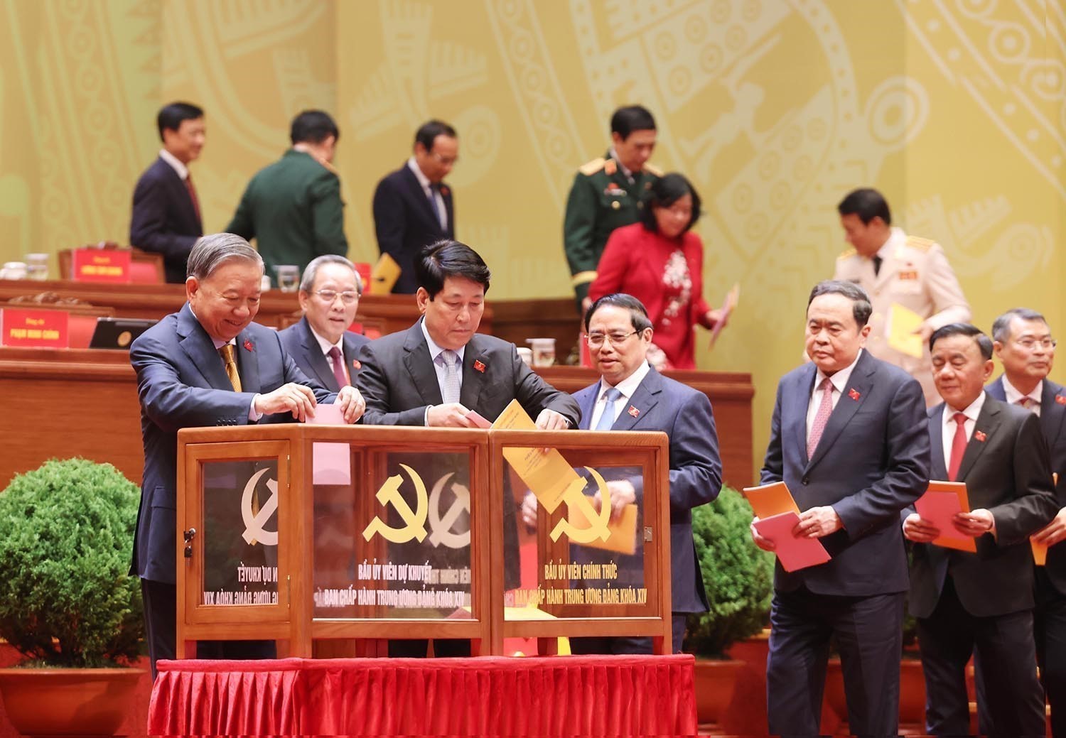 Cơ cấu, độ tuổi 200 ủy vi&ecirc;n Trung ương Đảng kh&oacute;a XIV - Ảnh 1.