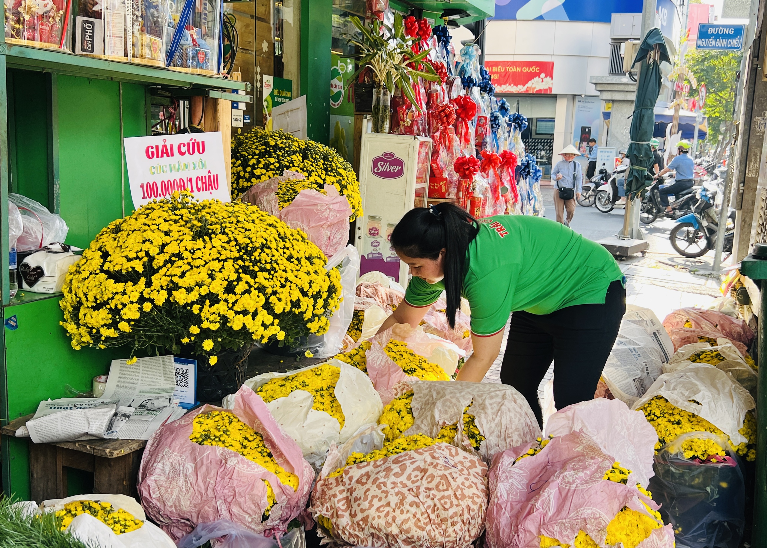 Giải cứu hoa tết ở TP.HCM giúp nông dân miền Tây: Câu chuyện bất ngờ - Ảnh 3. Giải cứu hoa tết ở TP.HCM giúp nông dân miền Tây: Câu chuyện bất ngờ - Ảnh 3.