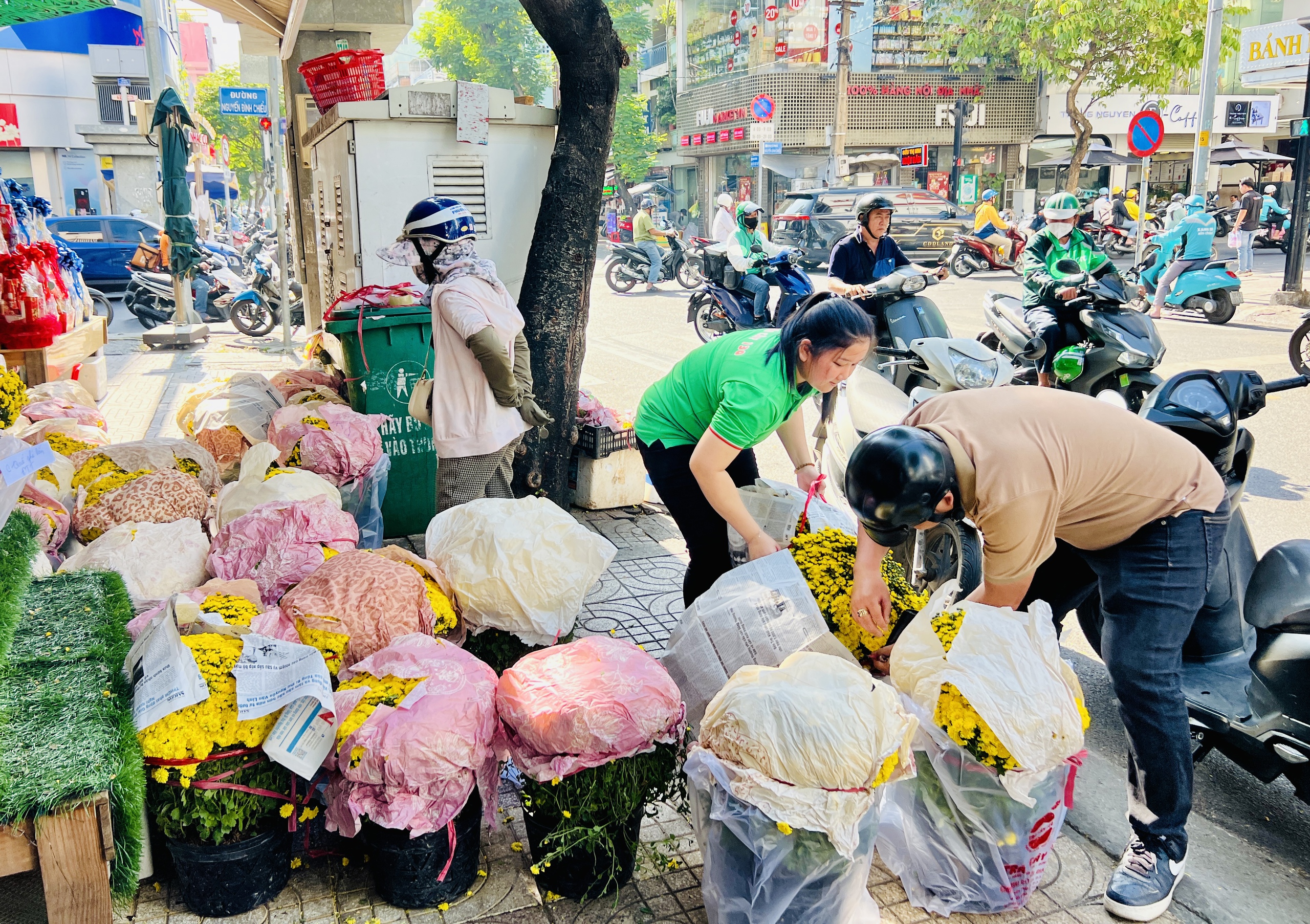 Giải cứu hoa tết ở TP.HCM giúp nông dân miền Tây: Câu chuyện bất ngờ - Ảnh 1. Giải cứu hoa tết ở TP.HCM giúp nông dân miền Tây: Câu chuyện bất ngờ - Ảnh 1.