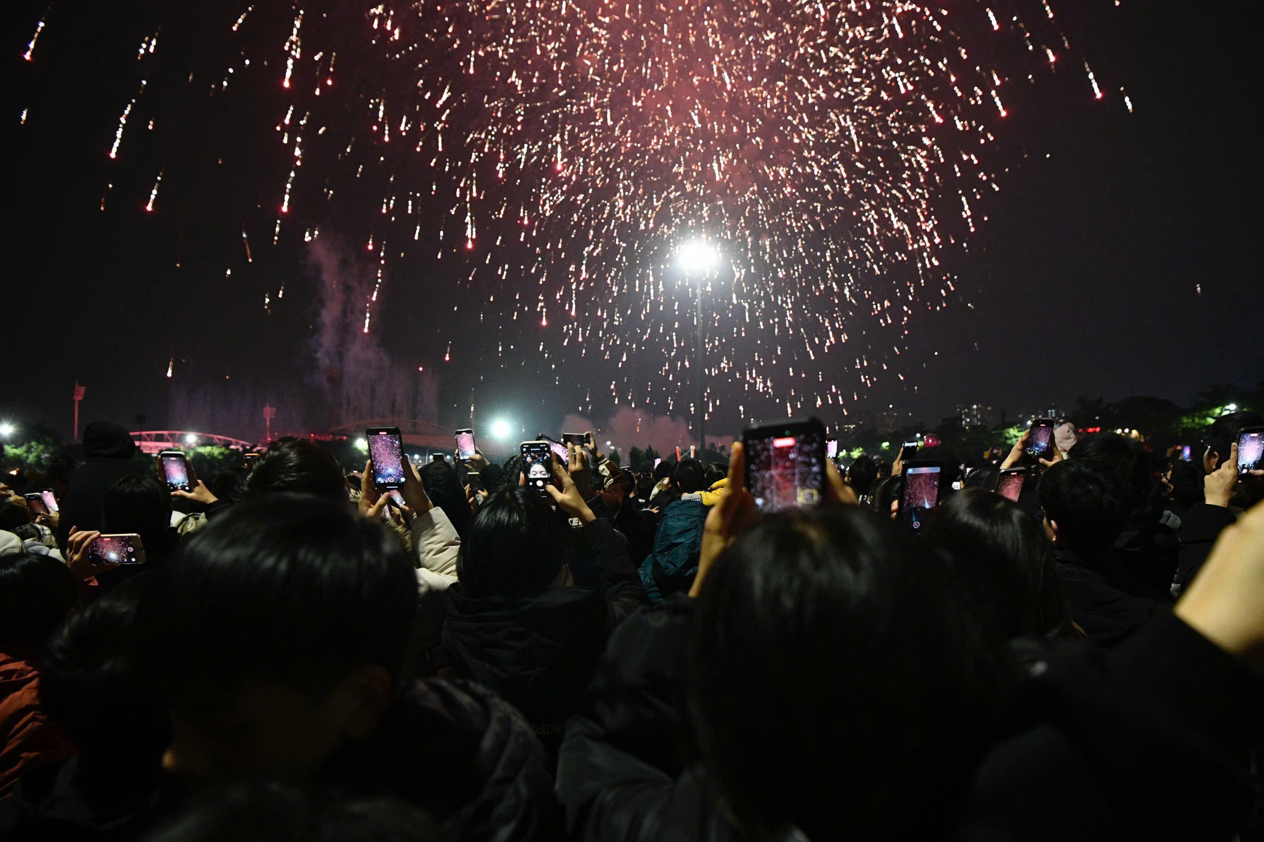 M&atilde;n nh&atilde;n 'đại tiệc' ph&aacute;o hoa mừng th&agrave;nh c&ocirc;ng Đại hội XIV của Đảng- Ảnh 12.