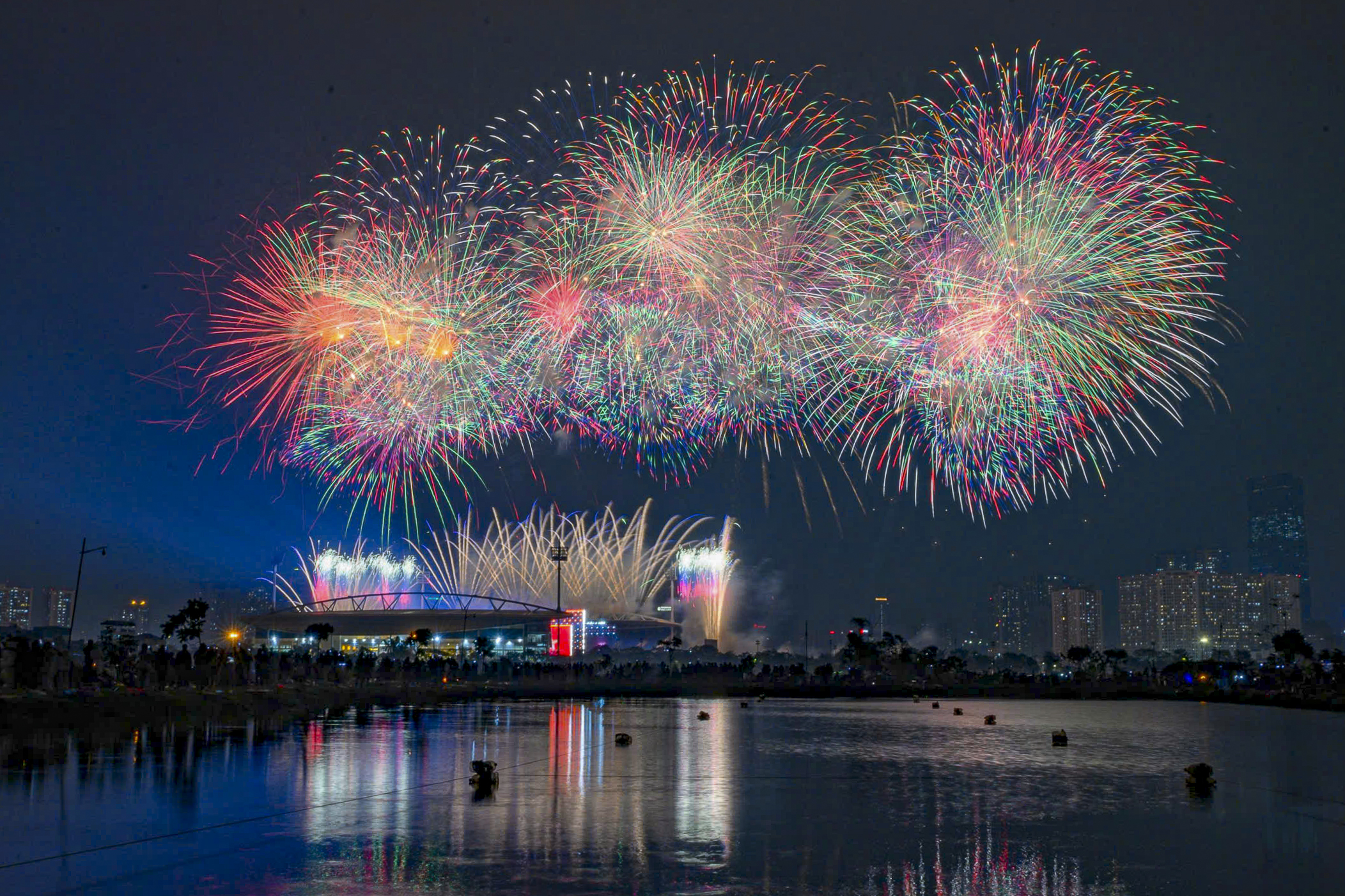 M&atilde;n nh&atilde;n 'đại tiệc' ph&aacute;o hoa mừng th&agrave;nh c&ocirc;ng Đại hội XIV của Đảng- Ảnh 11.