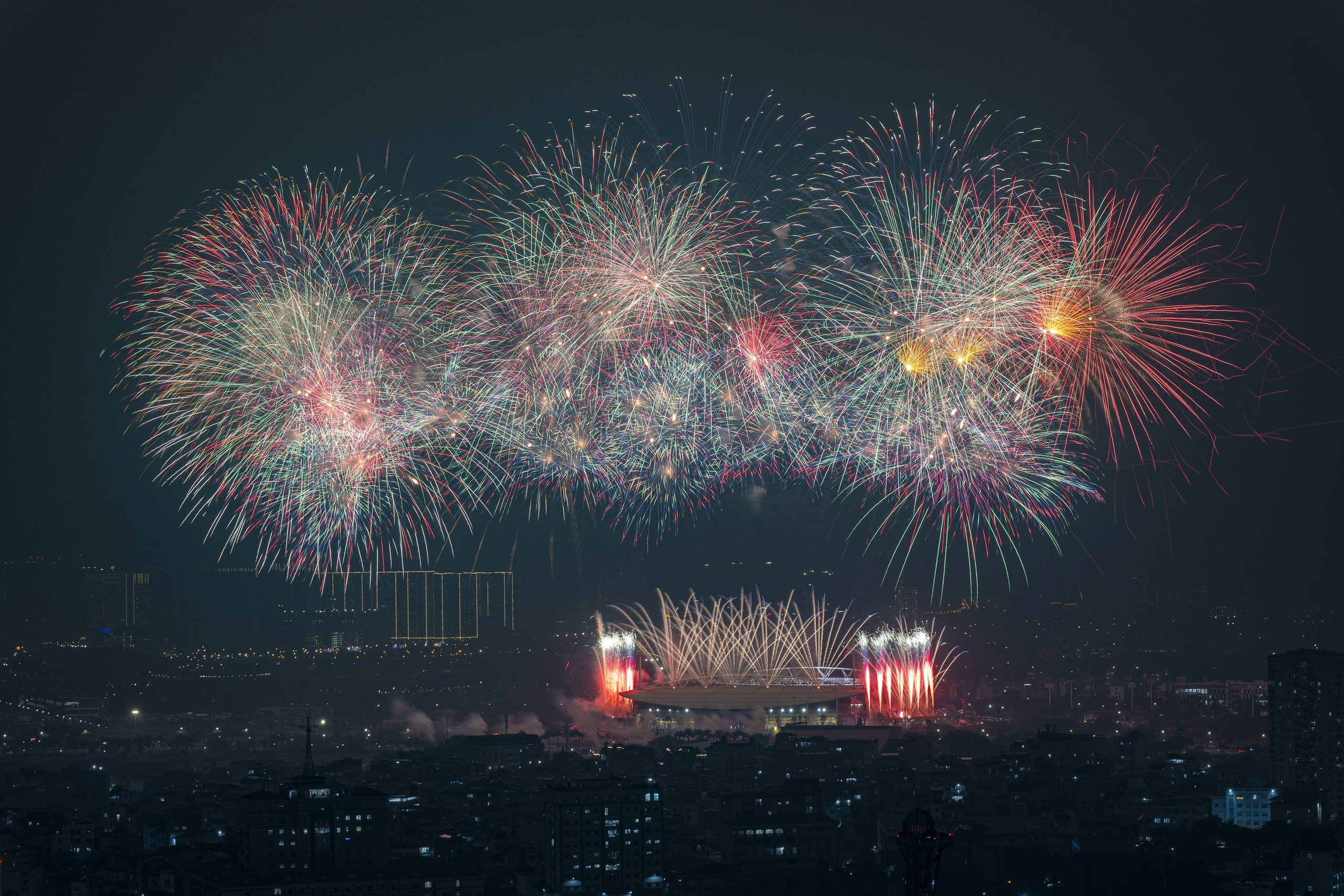 M&atilde;n nh&atilde;n 'đại tiệc' ph&aacute;o hoa mừng th&agrave;nh c&ocirc;ng Đại hội XIV của Đảng- Ảnh 1.