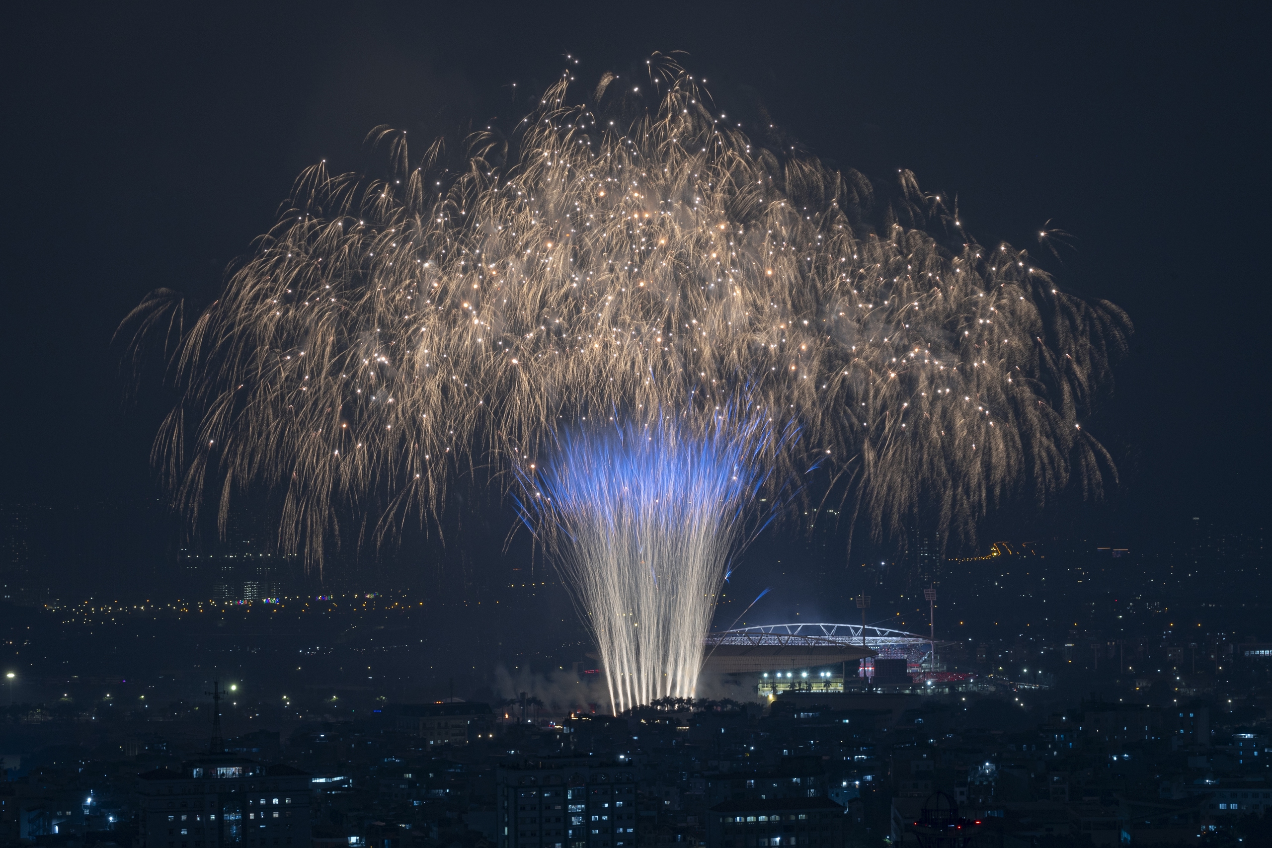 M&atilde;n nh&atilde;n 'đại tiệc' ph&aacute;o hoa mừng th&agrave;nh c&ocirc;ng Đại hội XIV của Đảng- Ảnh 3.