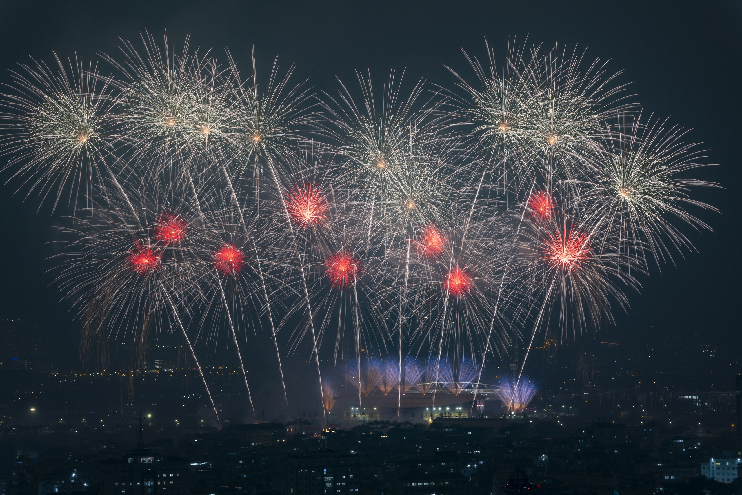 M&atilde;n nh&atilde;n 'đại tiệc' ph&aacute;o hoa mừng th&agrave;nh c&ocirc;ng Đại hội XIV của Đảng- Ảnh 4.