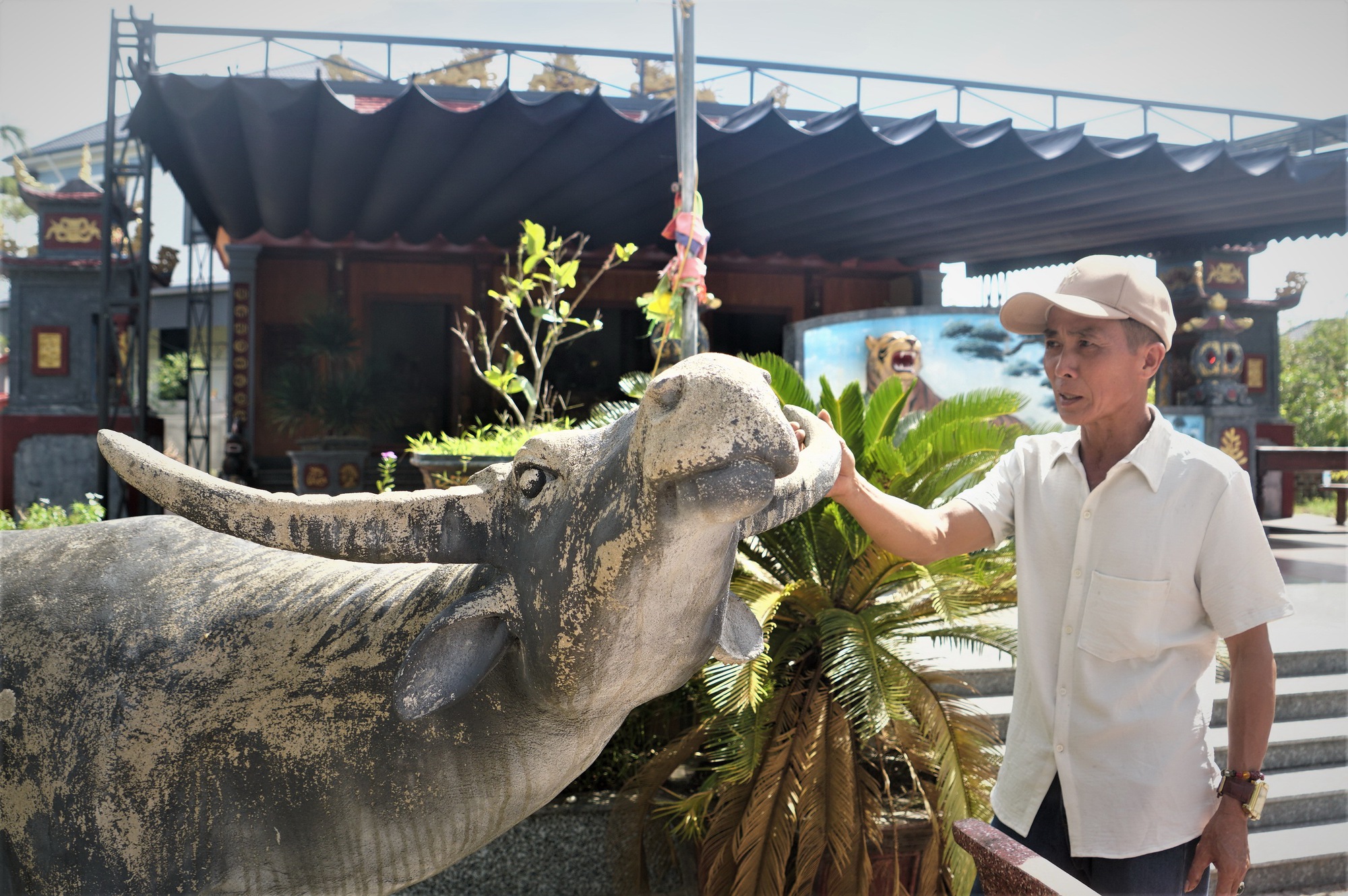 &Ocirc;ng b&iacute; thư b&aacute;n nh&agrave;, b&aacute;n b&ograve; để x&acirc;y dựng l&agrave;ng qu&ecirc;- Ảnh 1.