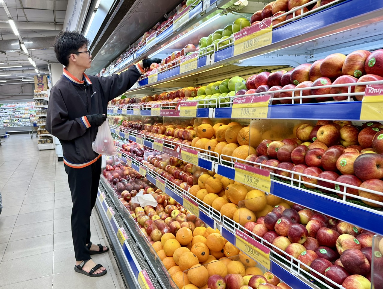 Trái cây ngoại ồ ạt về Việt Nam đón tết- Ảnh 1. Trái cây ngoại ồ ạt về Việt Nam đón tết- Ảnh 1.