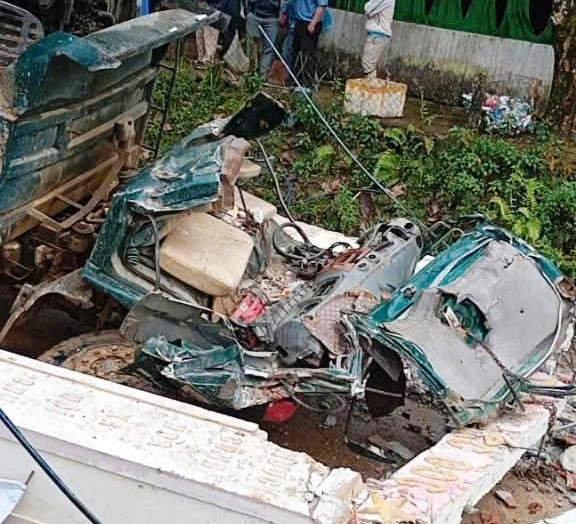 Đ&agrave; Nẵng: Xe tải "c&otilde;ng" xe m&uacute;c l&agrave;m sập cổng ch&agrave;o, 2 người tử vong tại chỗ - Ảnh 2.