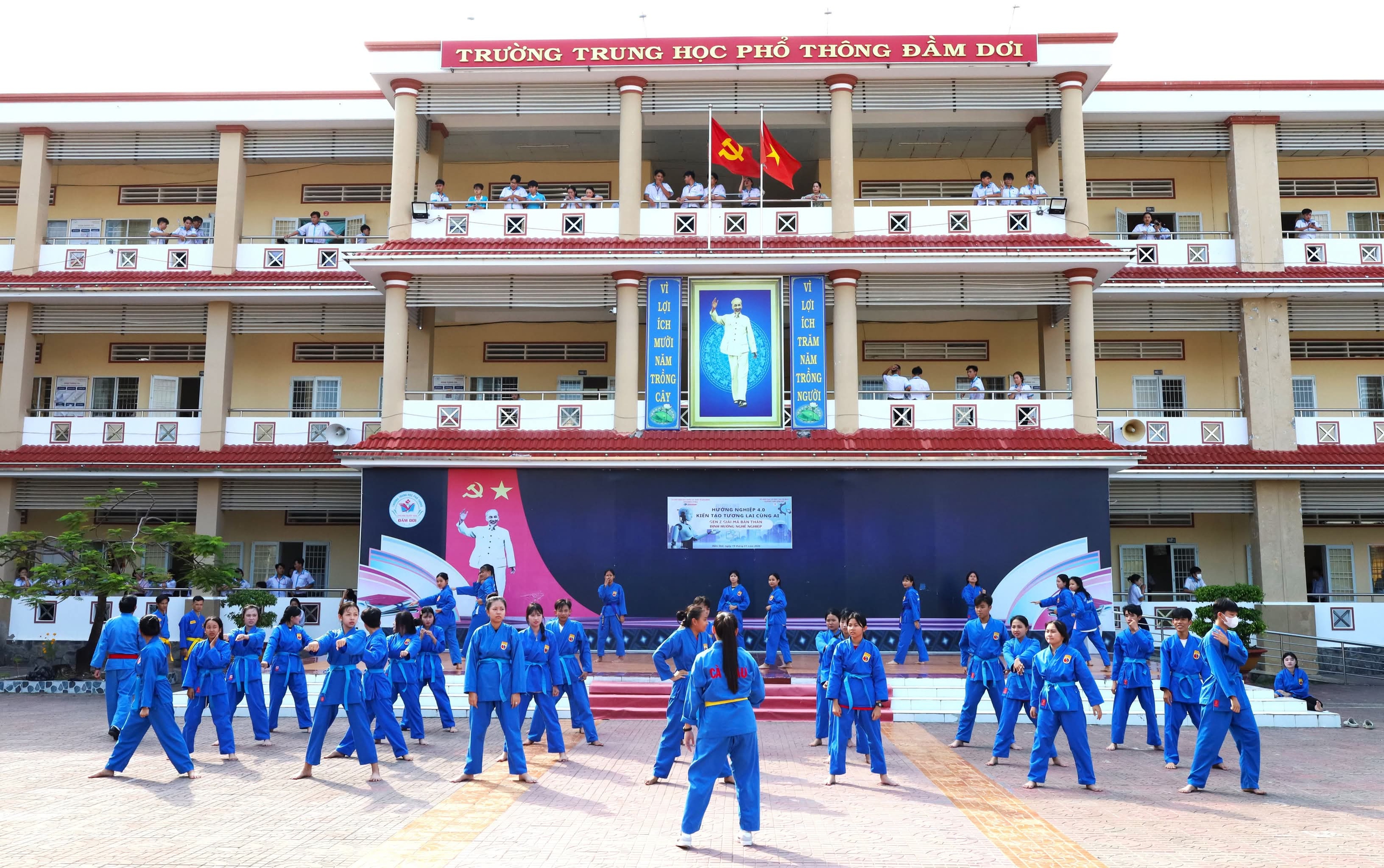 Một buổi học không bảng phấn đang giữ học sinh Trường THPT Đầm Dơi  - Ảnh 4.