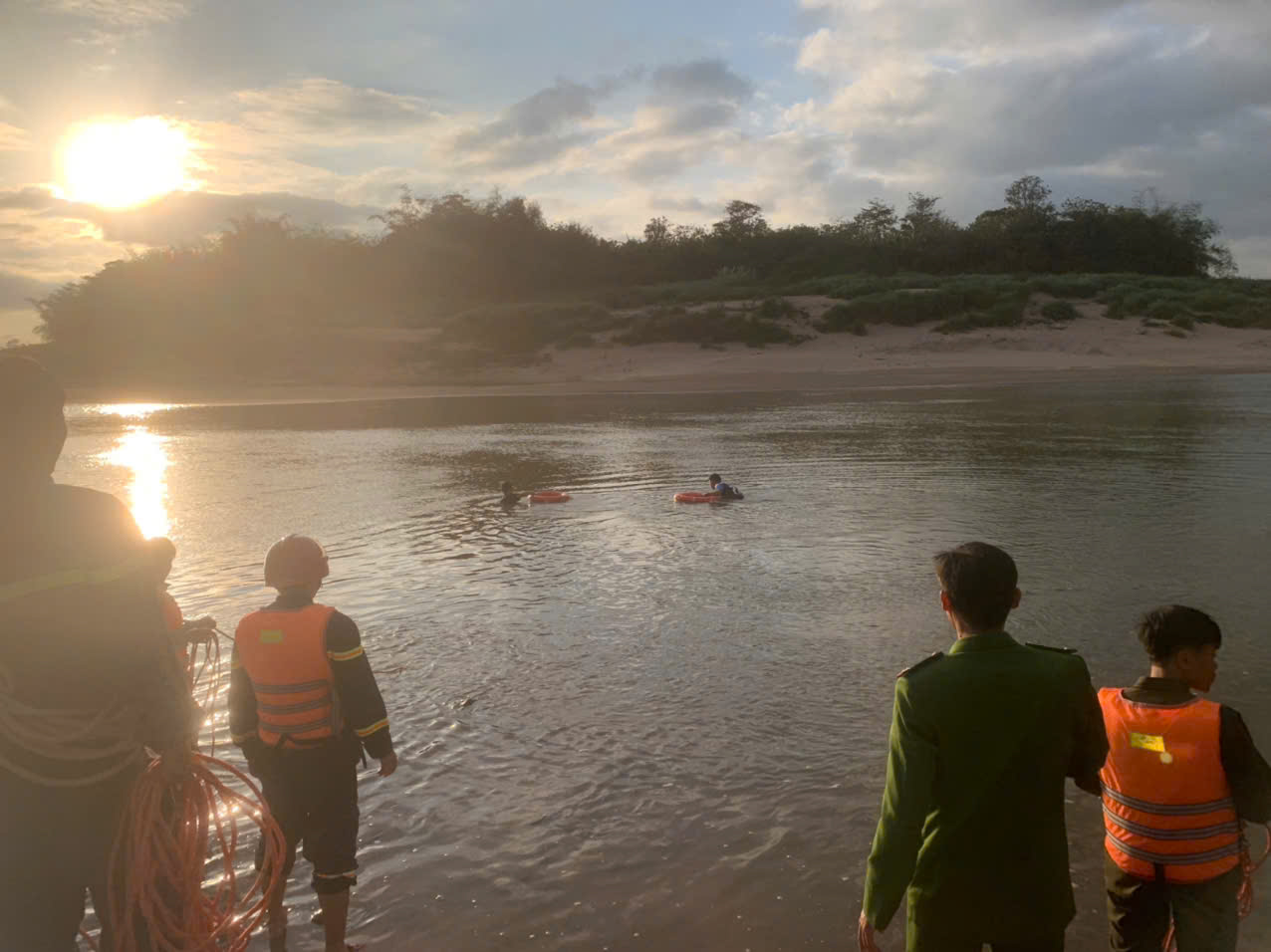 Quảng Trị: Tìm kiếm học sinh lớp 6 nghi bị đuối nước ở sông Sê Pôn- Ảnh 1.