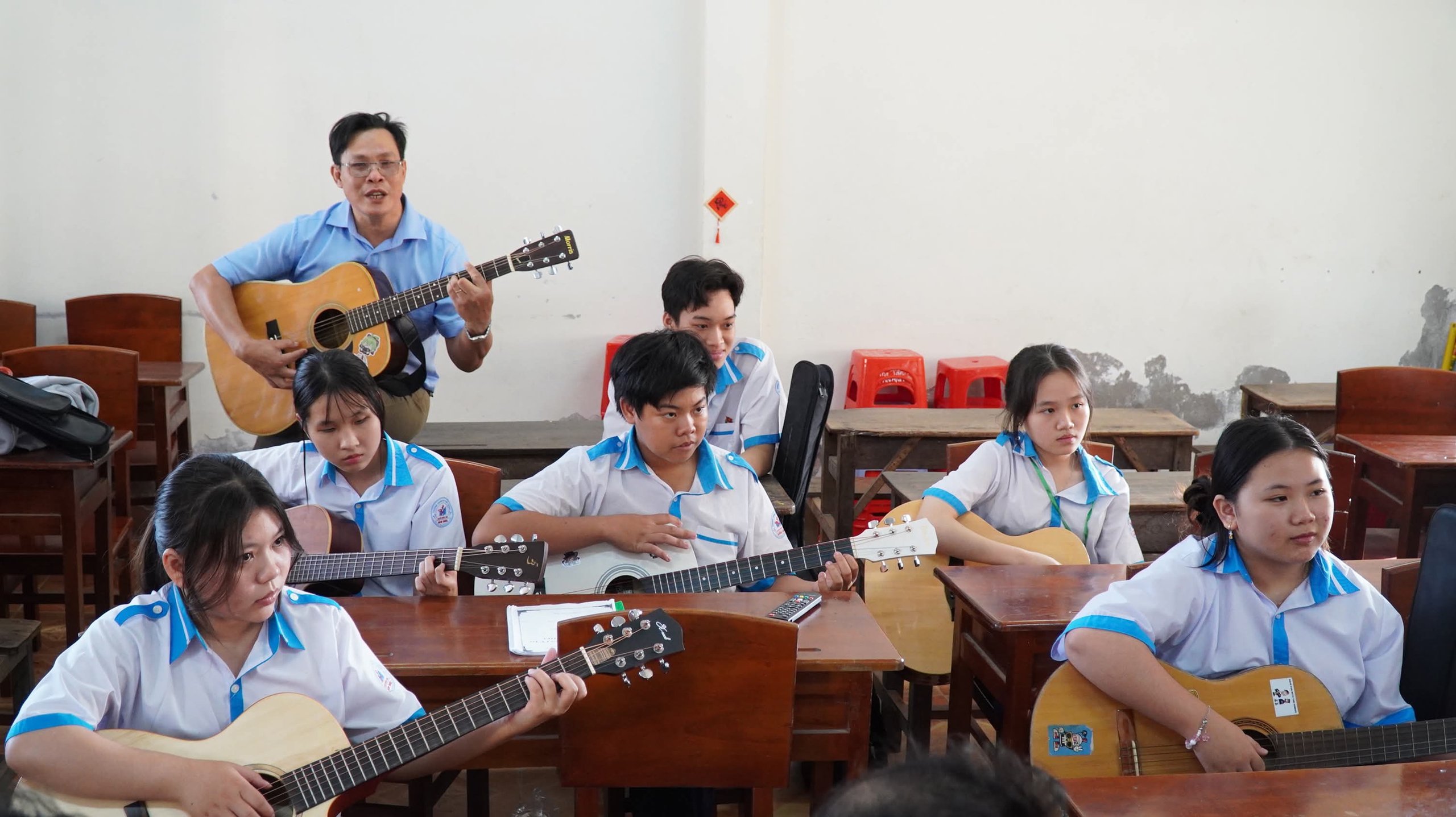 Một buổi học không bảng phấn đang giữ học sinh Trường THPT Đầm Dơi  - Ảnh 2.