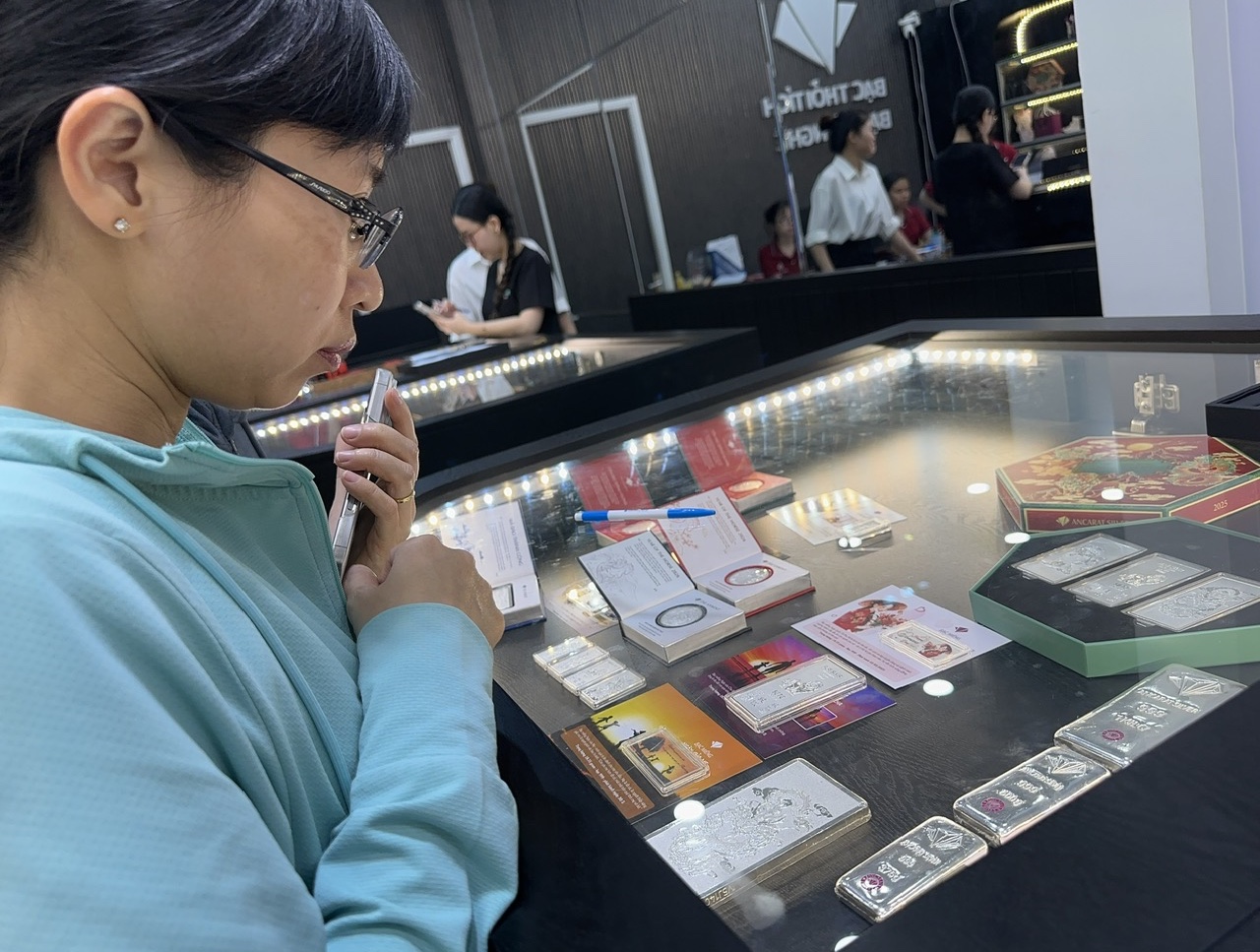 Đổ xô mua bạc khi giá lên đỉnh- Ảnh 4.