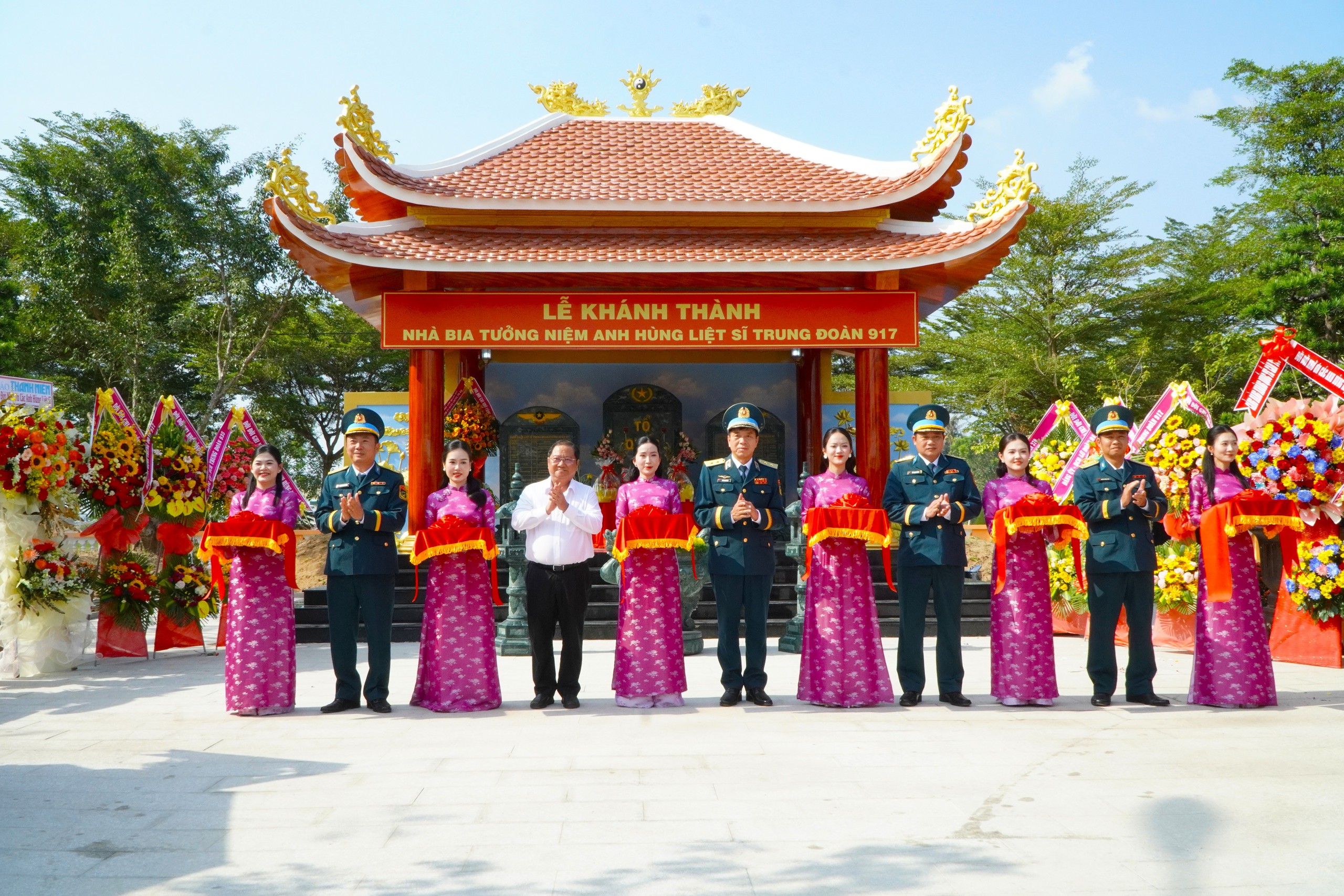 Khánh thành nhà bia tưởng niệm các anh hùng liệt sĩ Trung đoàn Không quân 917- Ảnh 1.