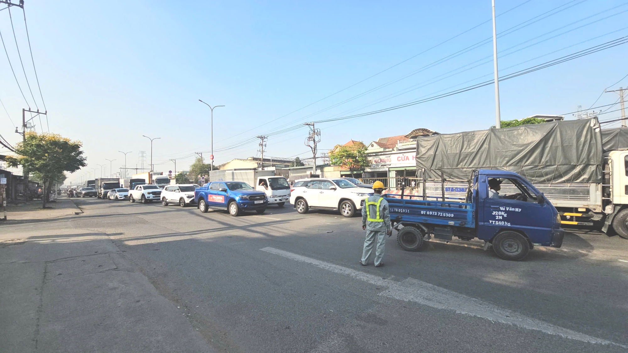 Xe tải tông dải phân cách đường Lê Đức Anh, giao thông cửa ngõ TP.HCM ùn ứ - Ảnh 3.