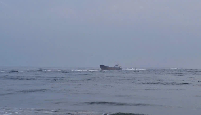 Tàu hàng gần 3.000 tấn mắc cạn tại cảng biển ở Quảng Trị- Ảnh 1. Tàu hàng gần 3.000 tấn mắc cạn tại cảng biển ở Quảng Trị- Ảnh 1.