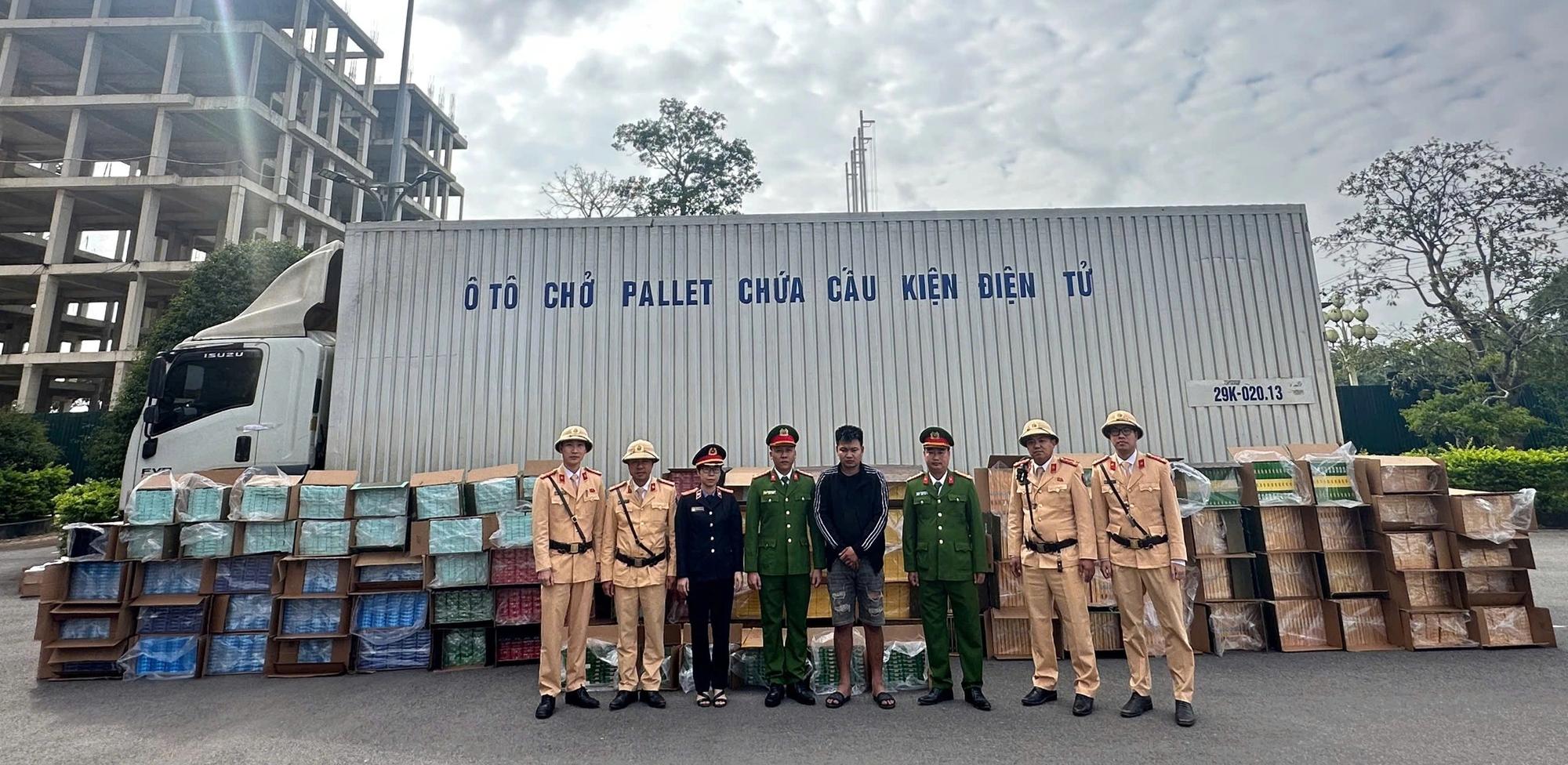 Xe 'chở cấu kiện' đánh võng trốn công an, lộ vụ buôn lậu thuốc lá lớn nhất Quảng Trị - Ảnh 1.