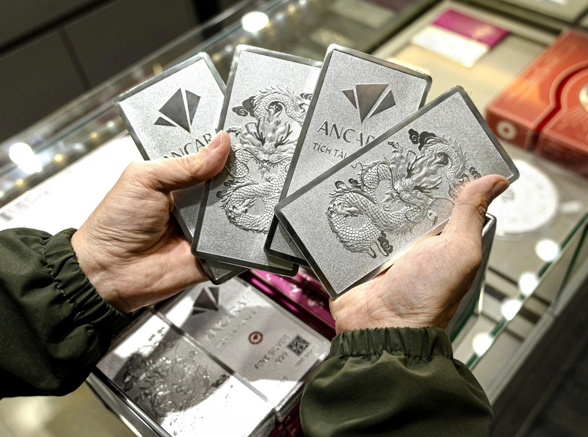 Rủi ro cực lớn khi mua bán bạc trên giấy tại 'chợ đen' - Ảnh 1.