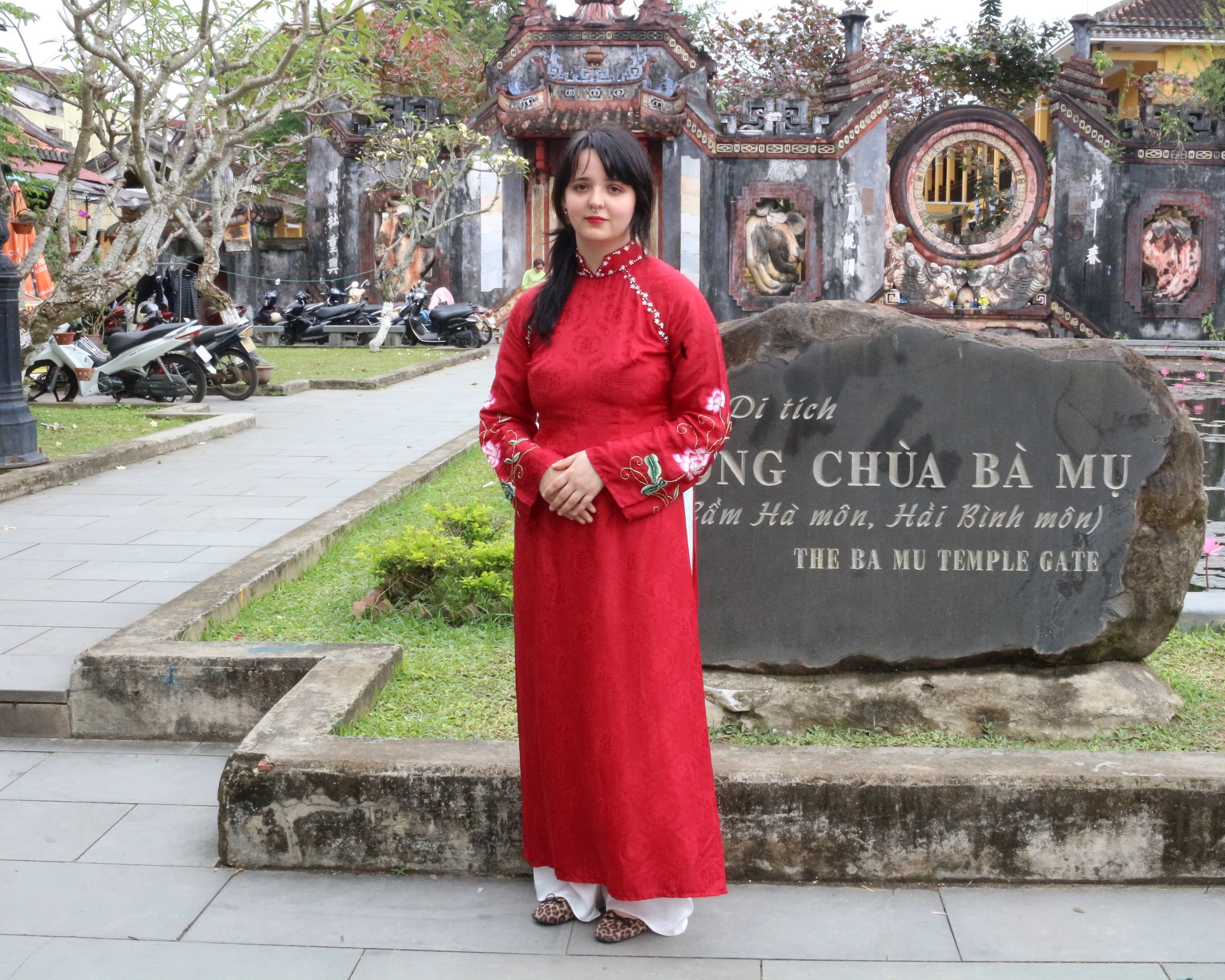 Cuối năm, c&aacute;c n&agrave;ng thơ đến phố cổ chụp ảnh check-in &aacute;o d&agrave;i - Ảnh 5.