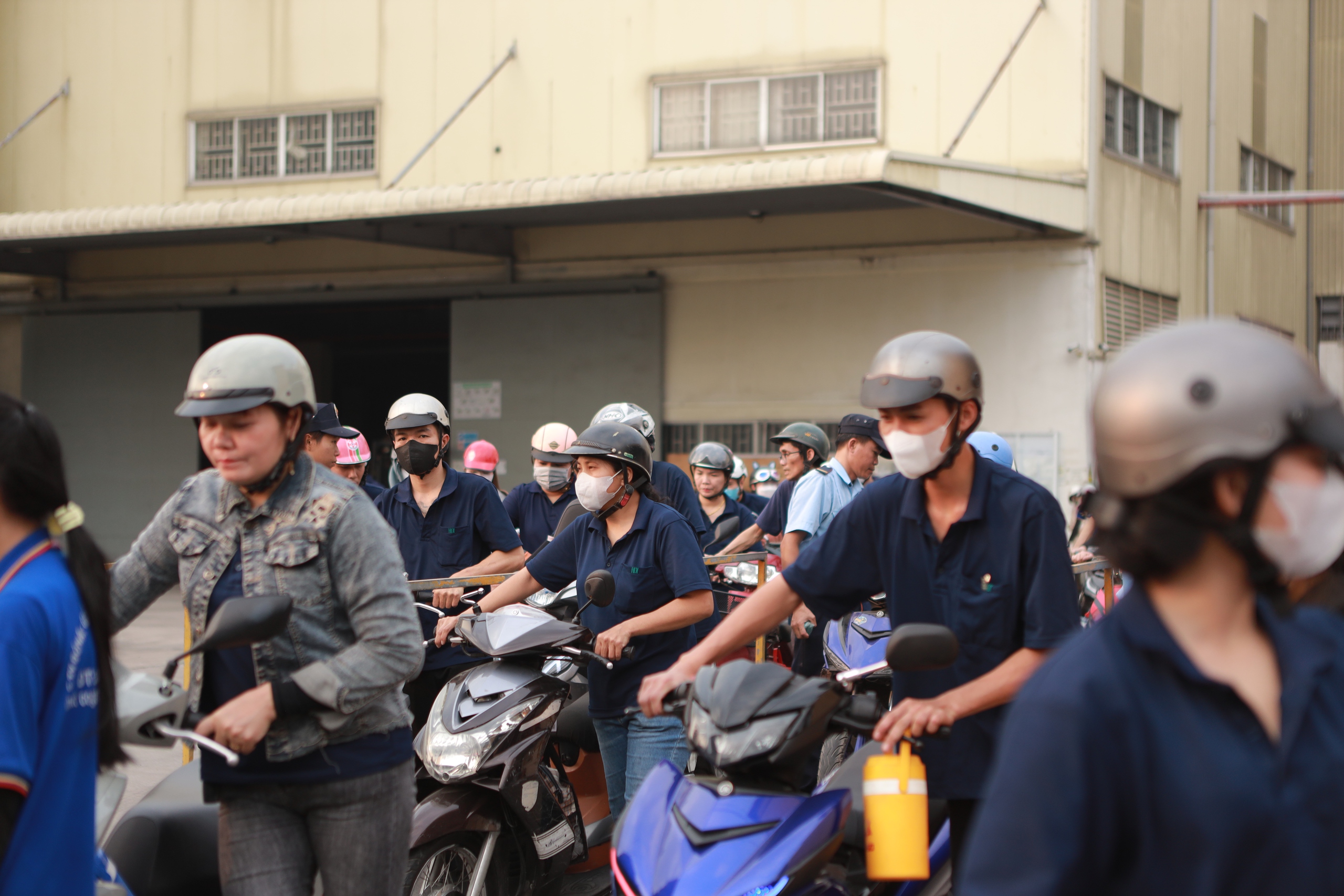 Công nhân phường Bình Dương nhiều khu công nghiệp nhất cả nước: Nỗi niềm xa xứ- Ảnh 1.