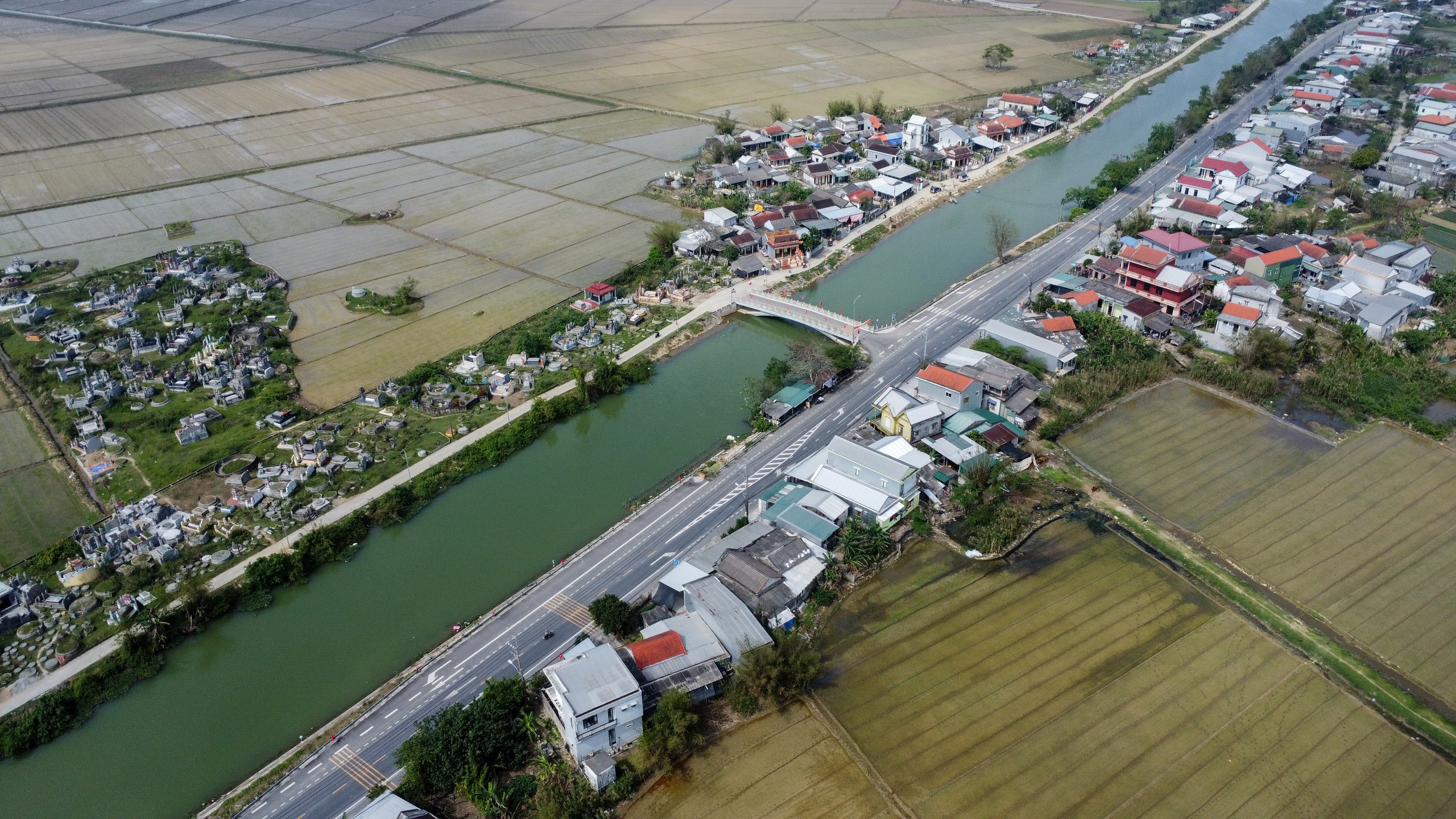 Cận cảnh đoạn QL49 bất ngờ bị cụt một phần do vướng quán cháo bò - Ảnh 4.