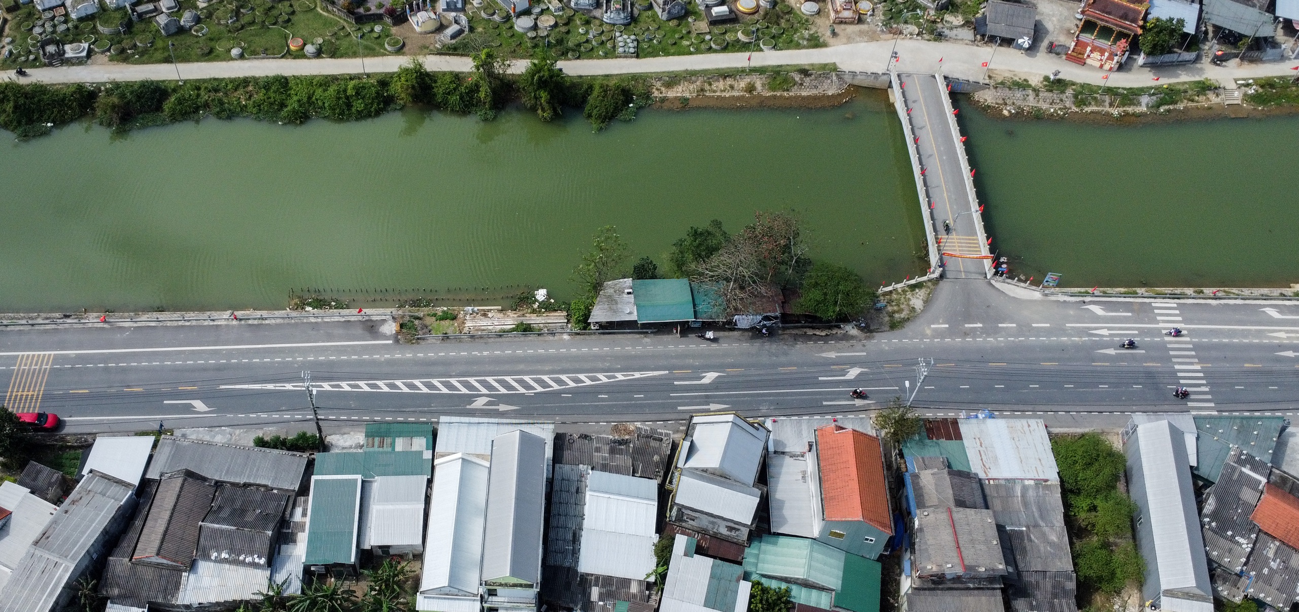 Cận cảnh đoạn QL49 bất ngờ bị cụt một phần do vướng quán cháo bò - Ảnh 1.