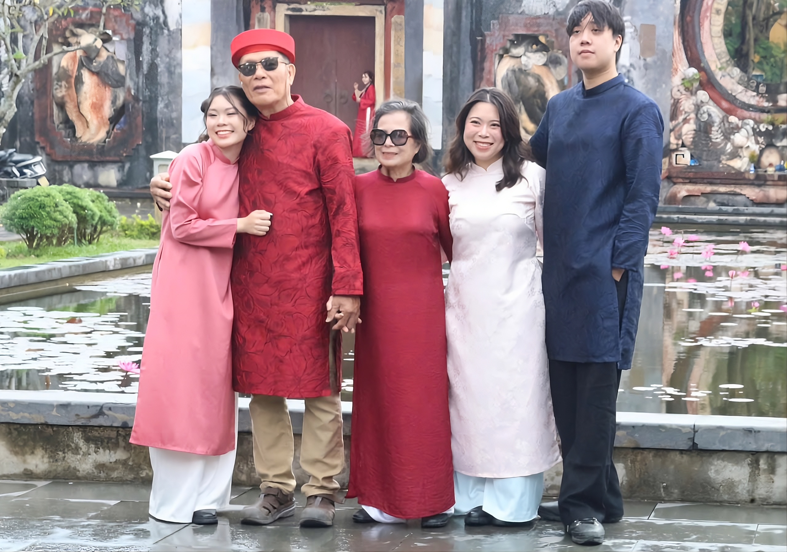 Cuối năm, c&aacute;c n&agrave;ng thơ đến phố cổ chụp ảnh check-in &aacute;o d&agrave;i - Ảnh 8.