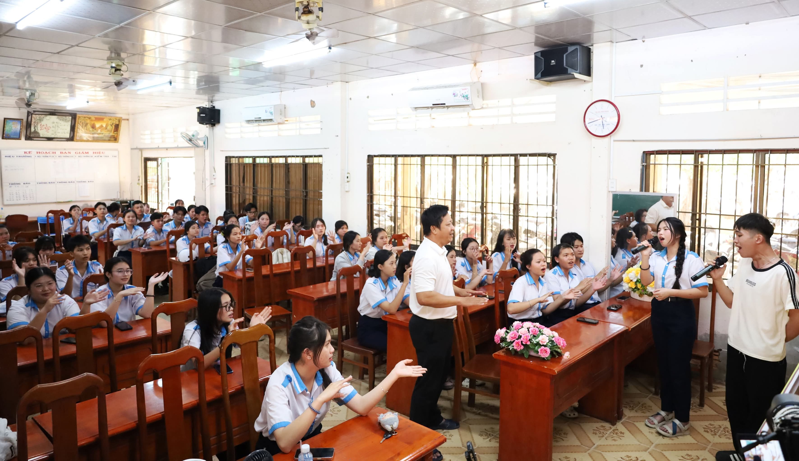 Một buổi học không bảng phấn đang giữ học sinh Trường THPT Đầm Dơi  - Ảnh 6.