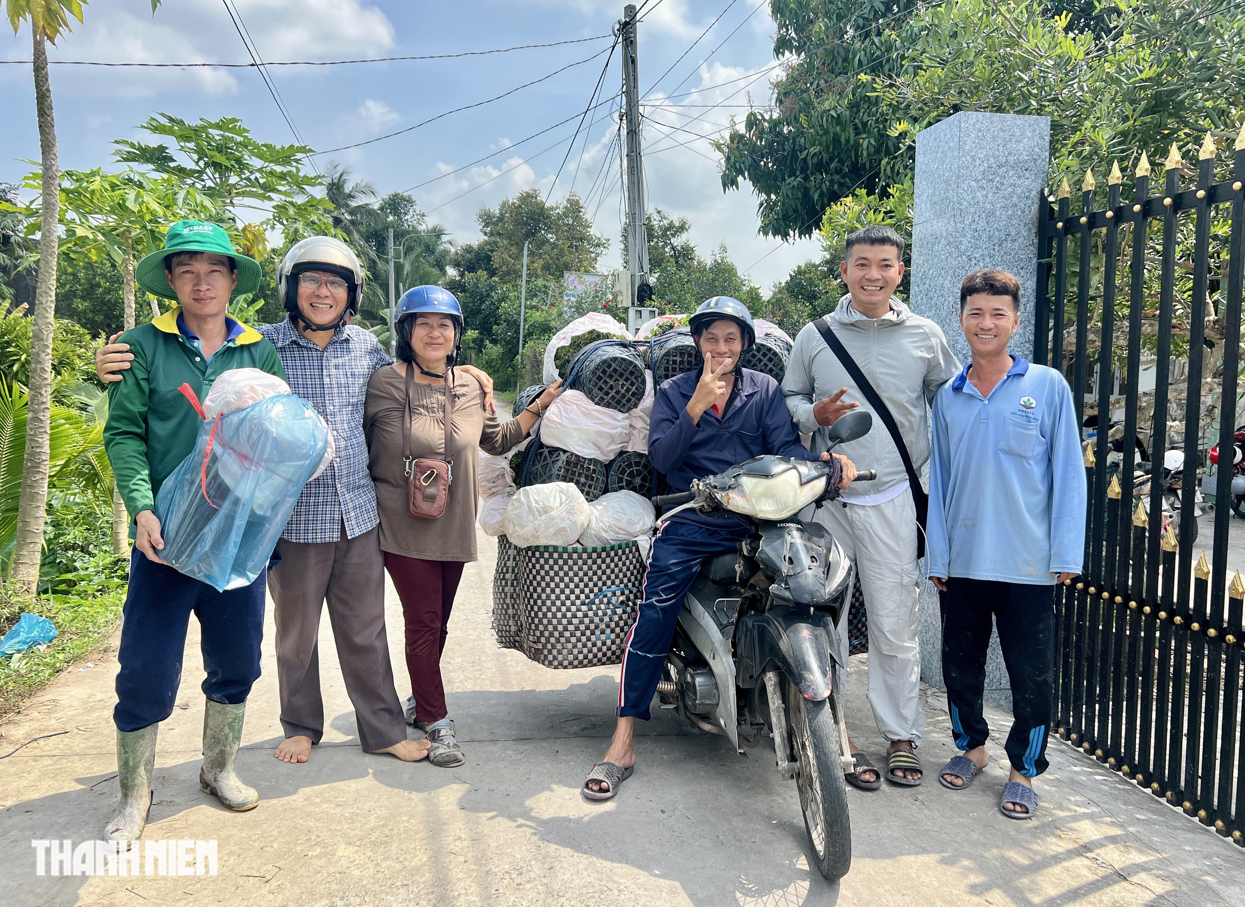 Rủ nhau mua hoa tết nở sớm: Tấm lòng thơm thảo yêu thương quê mình - Ảnh 3.