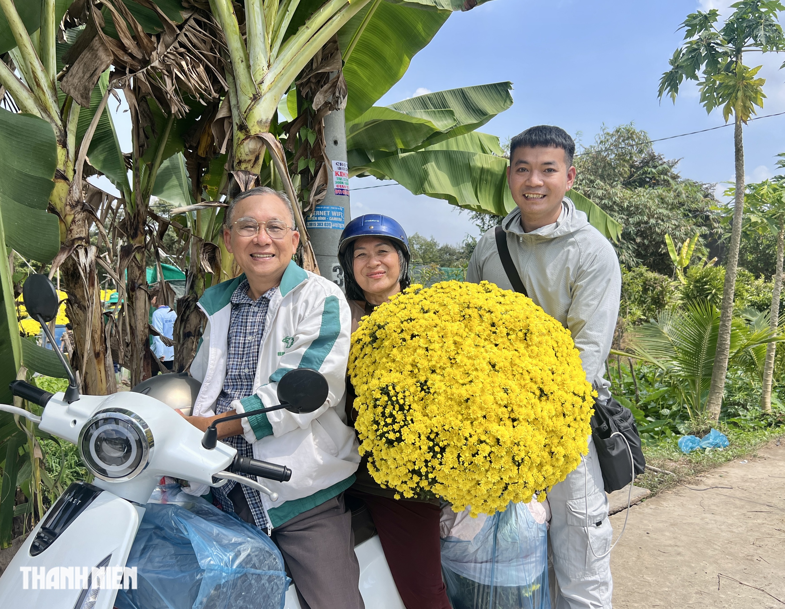 Rủ nhau mua hoa tết nở sớm: Tấm lòng thơm thảo yêu thương quê mình - Ảnh 2.