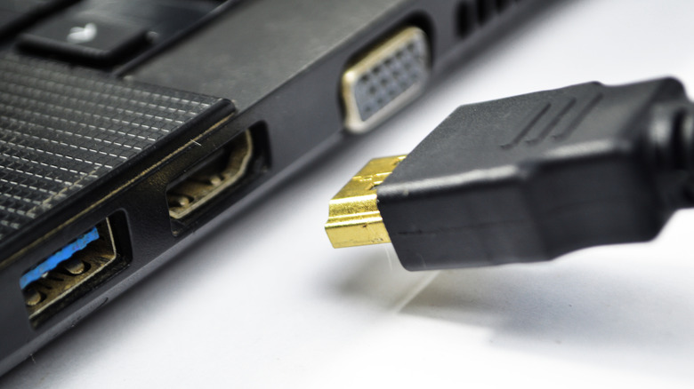 Sự thật về 'ma trận' cổng kết nối trên laptop khiến người dùng mất tiền oan - Ảnh 2.