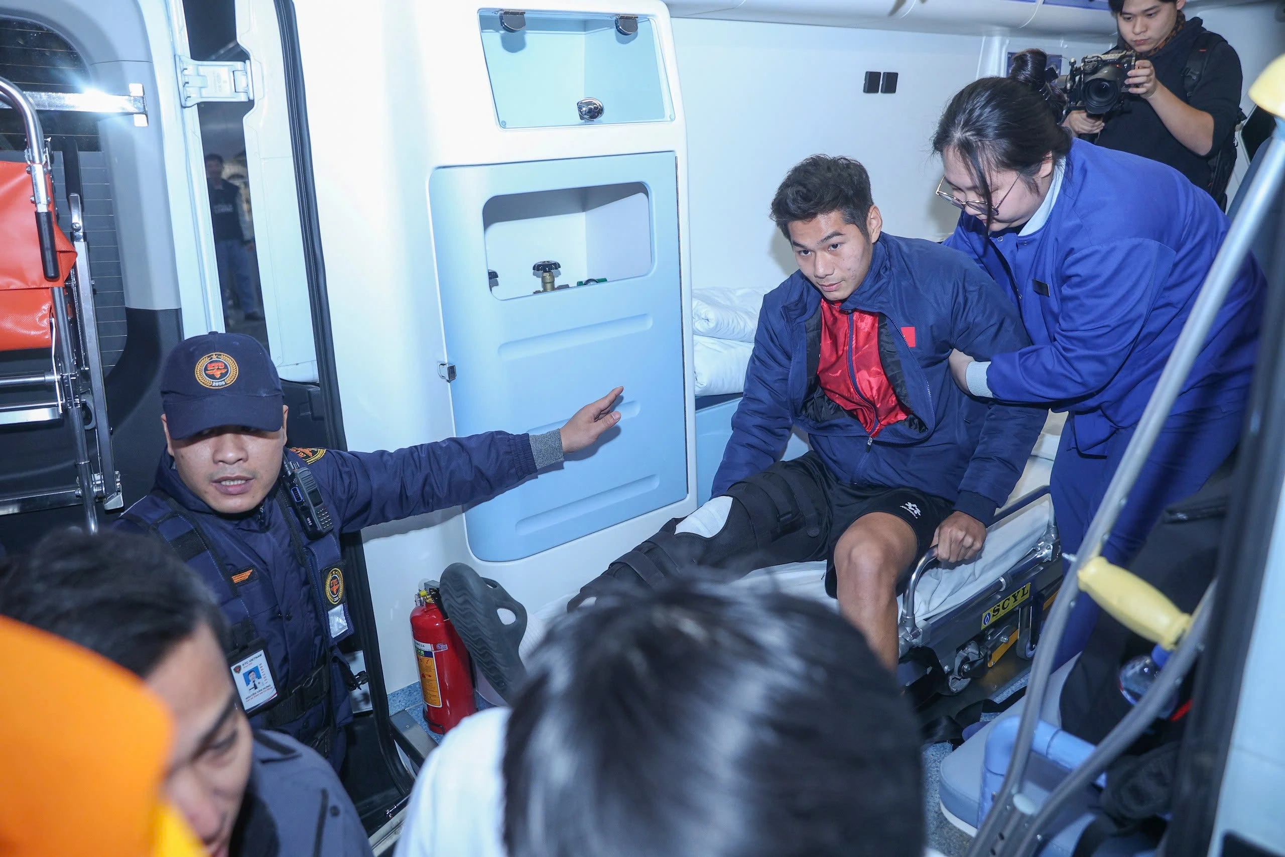 Hiểu Minh lần đầu hé lộ lý do chấn thương, nhập viện ngay trong đêm: Lên bàn mổ ngày nào?- Ảnh 3. Hiểu Minh lần đầu hé lộ lý do chấn thương, nhập viện ngay trong đêm: Lên bàn mổ ngày nào?- Ảnh 3.