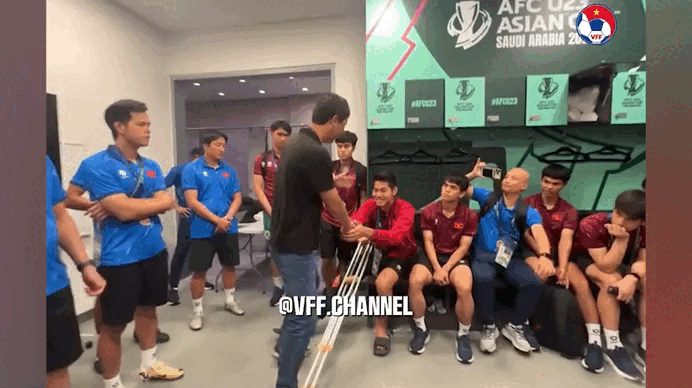 U.23 Việt Nam về nước trong đ&ecirc;m, Hiểu Minh được hỗ trợ xe lăn tại s&acirc;n bay - Ảnh 1.