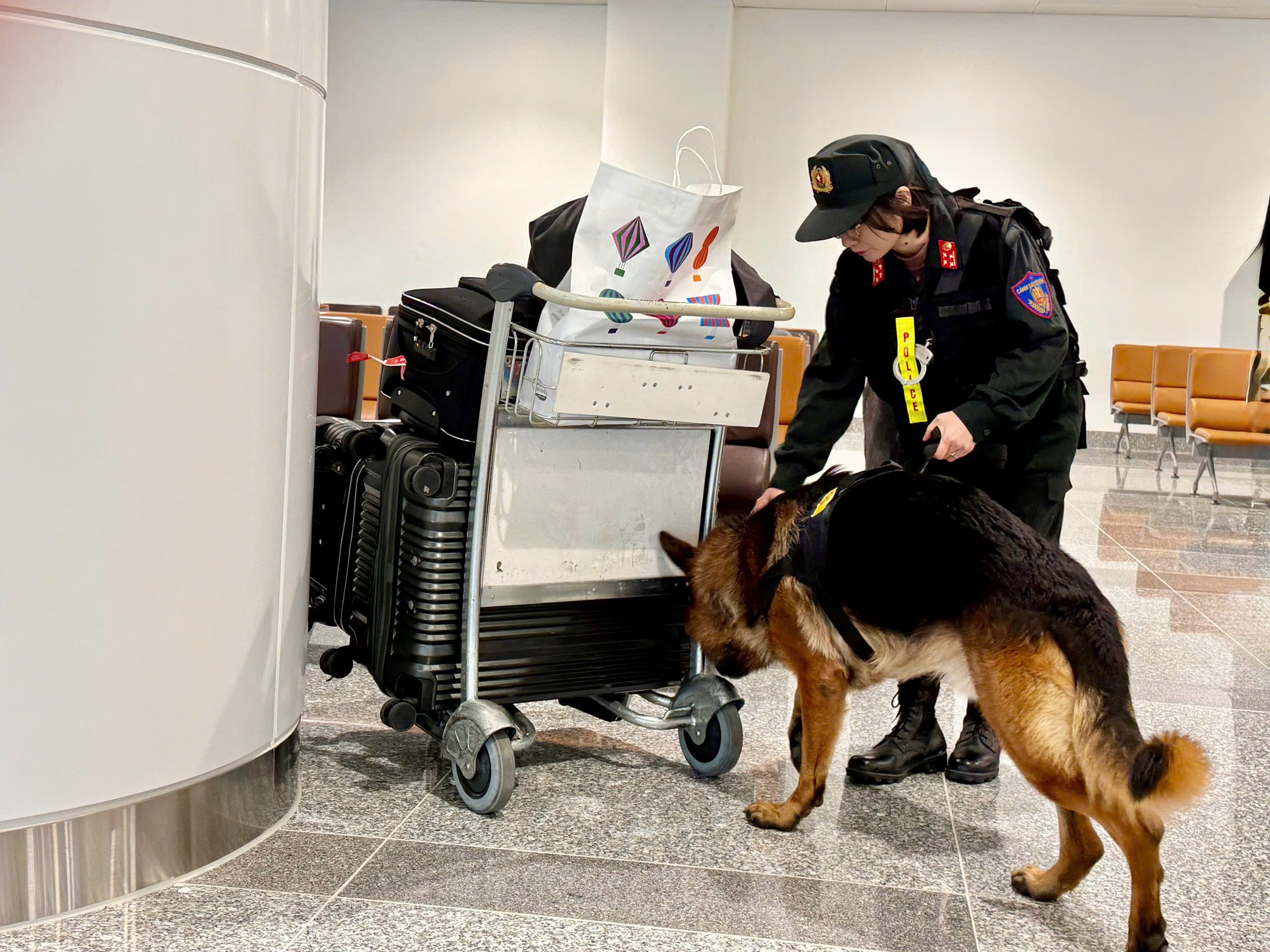 Những bóng hồng lặng lẽ tạo ‘lá chắn thép’ bảo vệ Đại hội Đảng- Ảnh 12.