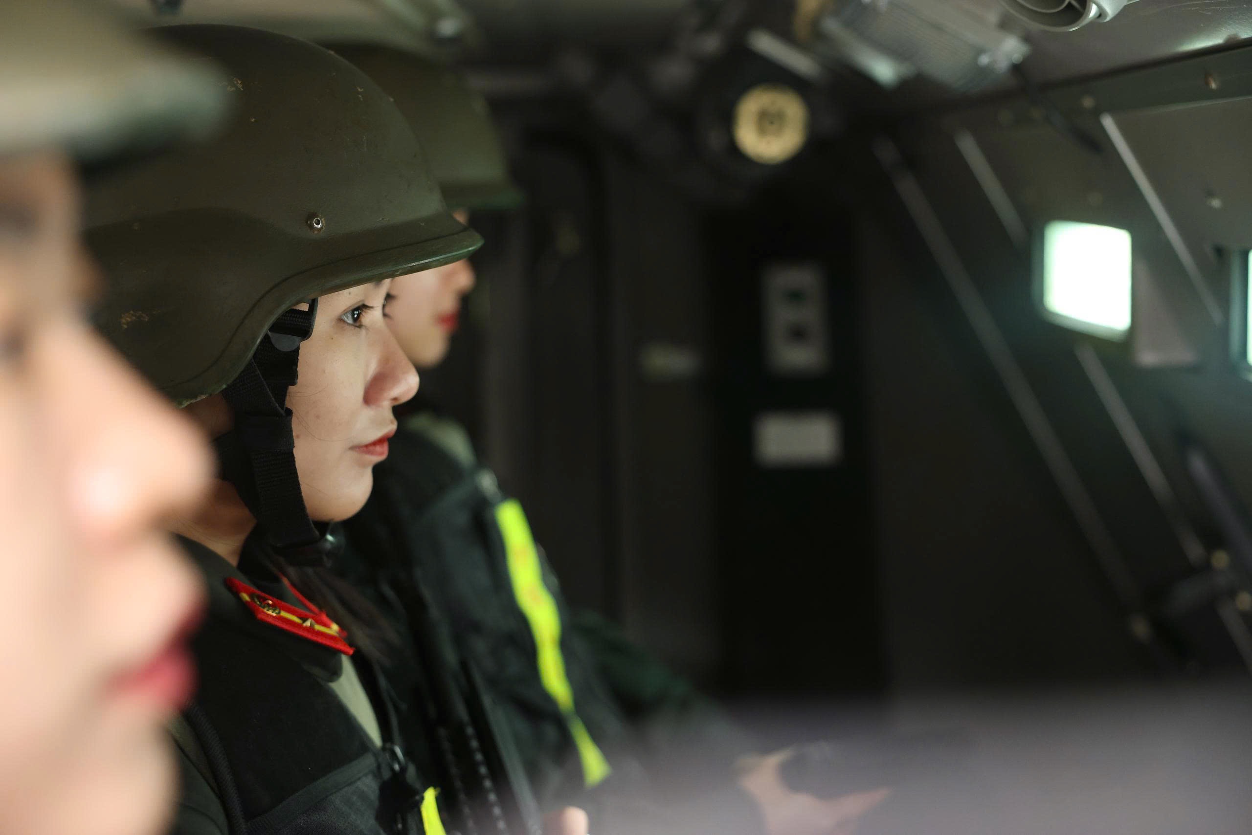 Những bóng hồng lặng lẽ tạo ‘lá chắn thép’ bảo vệ Đại hội Đảng- Ảnh 7.