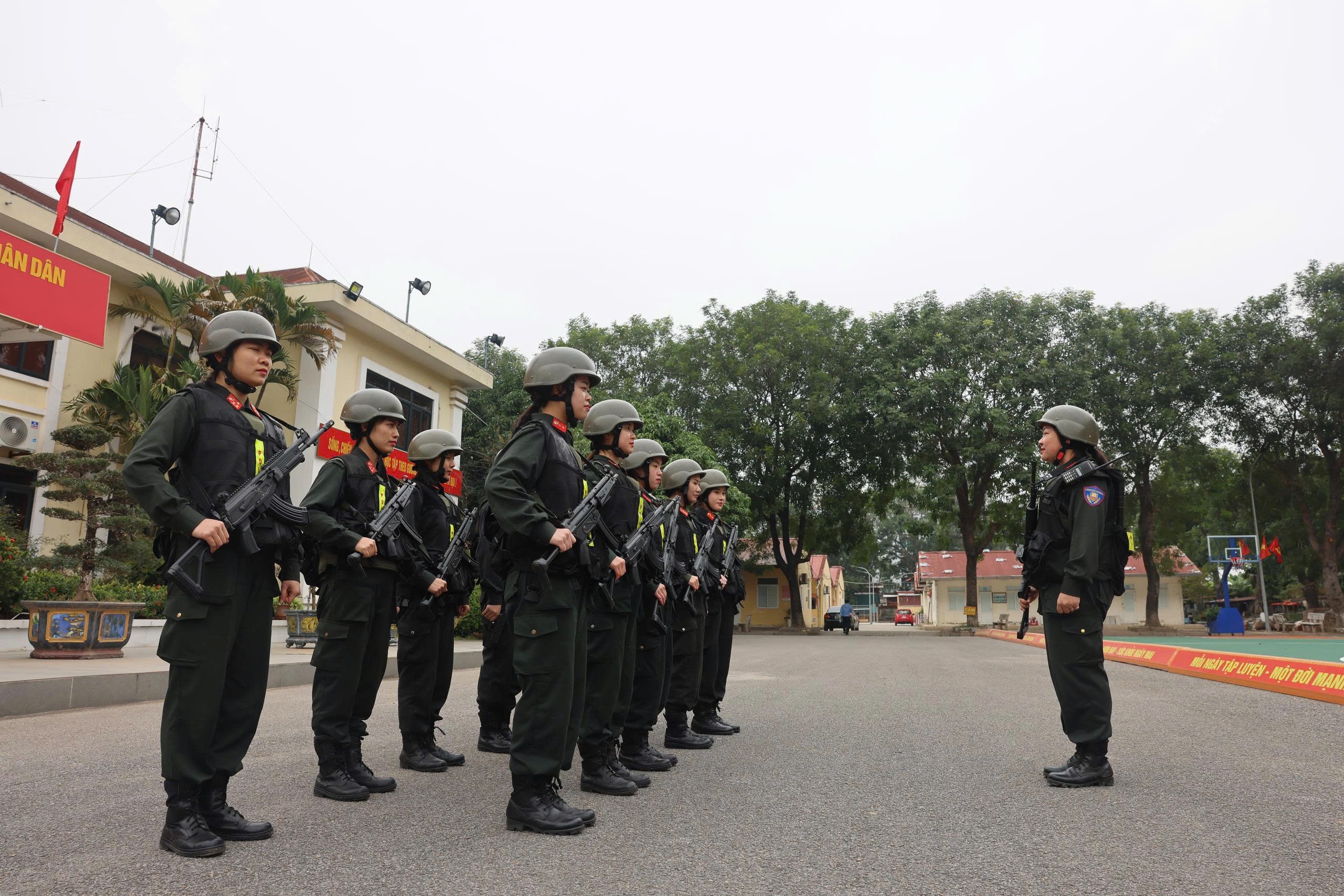 Những bóng hồng lặng lẽ tạo ‘lá chắn thép’ bảo vệ Đại hội Đảng- Ảnh 1.