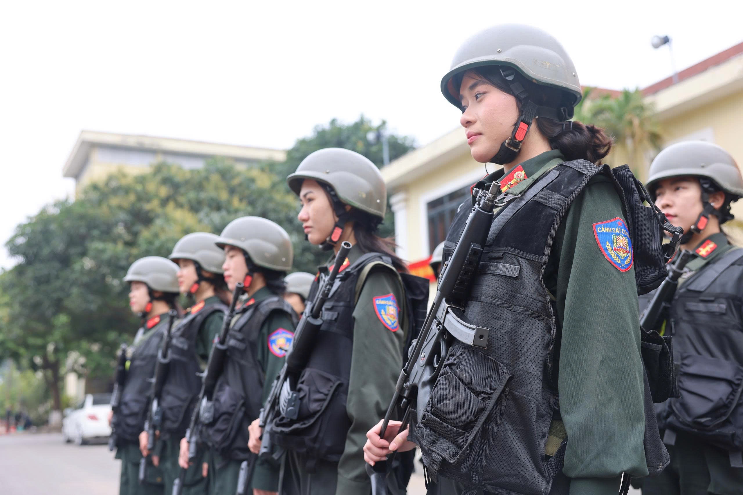 Những bóng hồng lặng lẽ tạo ‘lá chắn thép’ bảo vệ Đại hội Đảng- Ảnh 2.