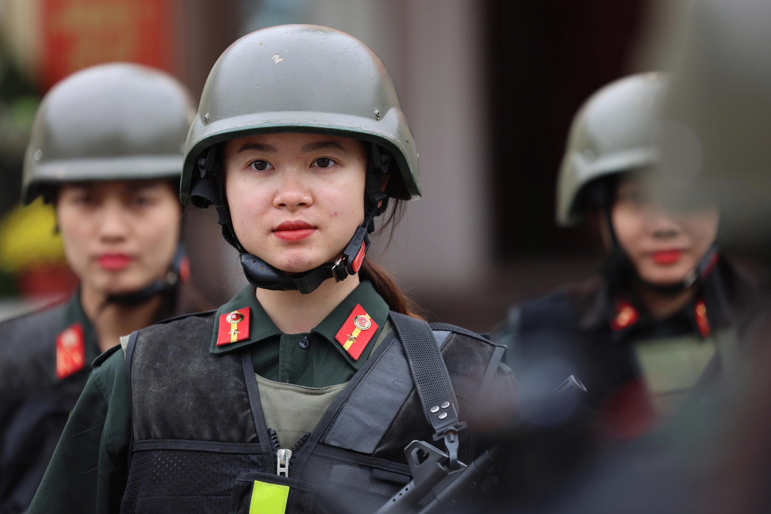 Những bóng hồng lặng lẽ tạo ‘lá chắn thép’ bảo vệ Đại hội Đảng- Ảnh 3.