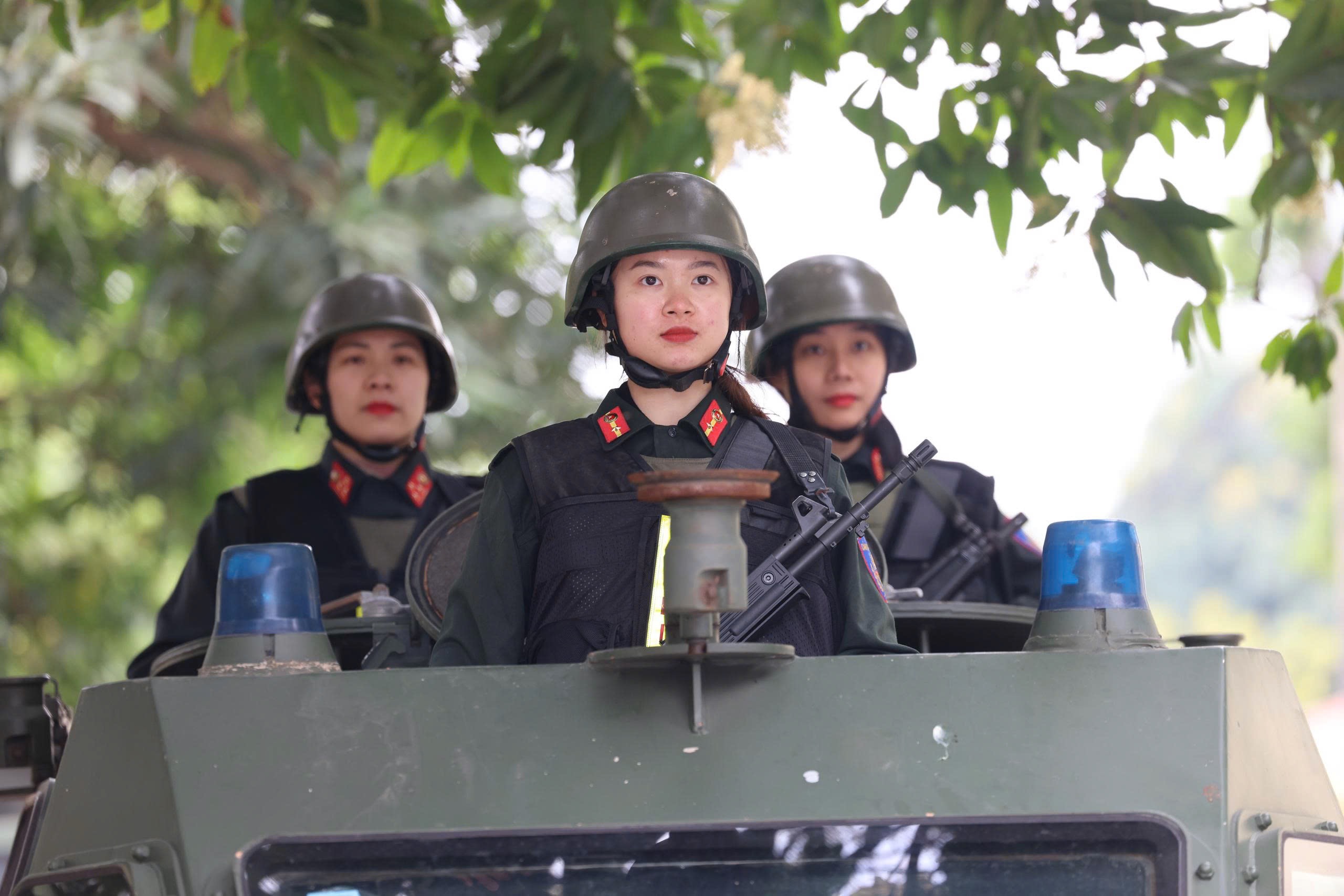 Những bóng hồng lặng lẽ tạo ‘lá chắn thép’ bảo vệ Đại hội Đảng- Ảnh 5.